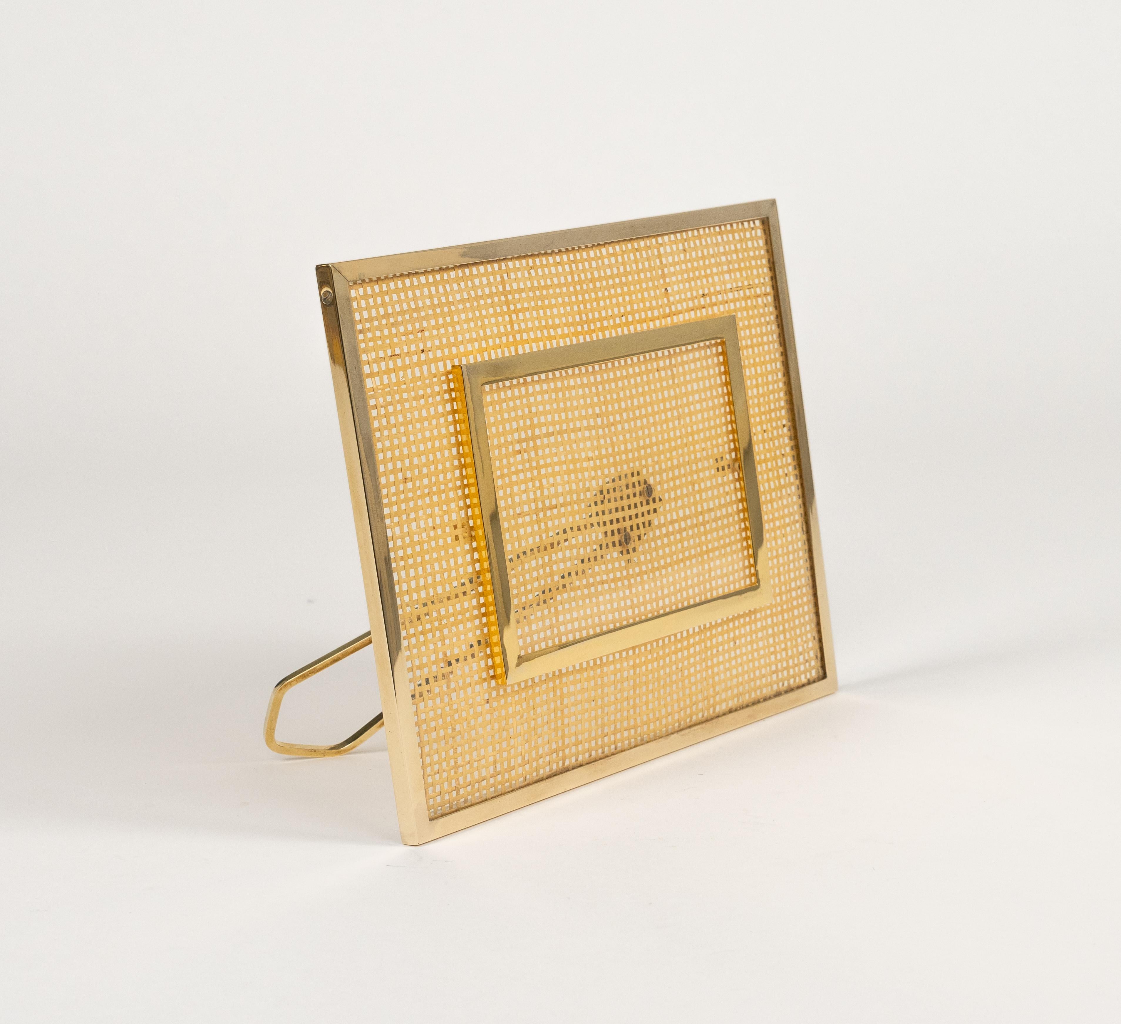 Bilderrahmen aus Lucite, Korbweide und Messing im Christian Dior-Stil, Italien 1970er Jahre (Ende des 20. Jahrhunderts) im Angebot