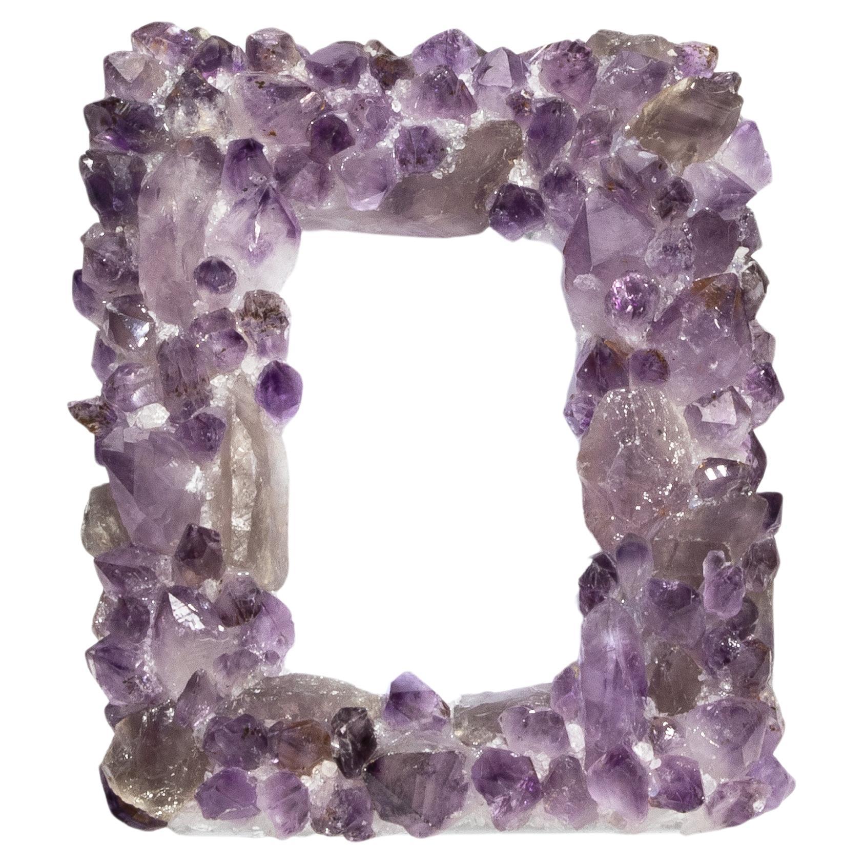 Kathryn McCoy es una diseñadora famosa por sus exquisitas piezas de decoración para el hogar que resaltan la belleza natural de los cristales. Kathryn comenzó su carrera profesional en el sector de la moda de Nueva York y trasladó su agudo ojo para