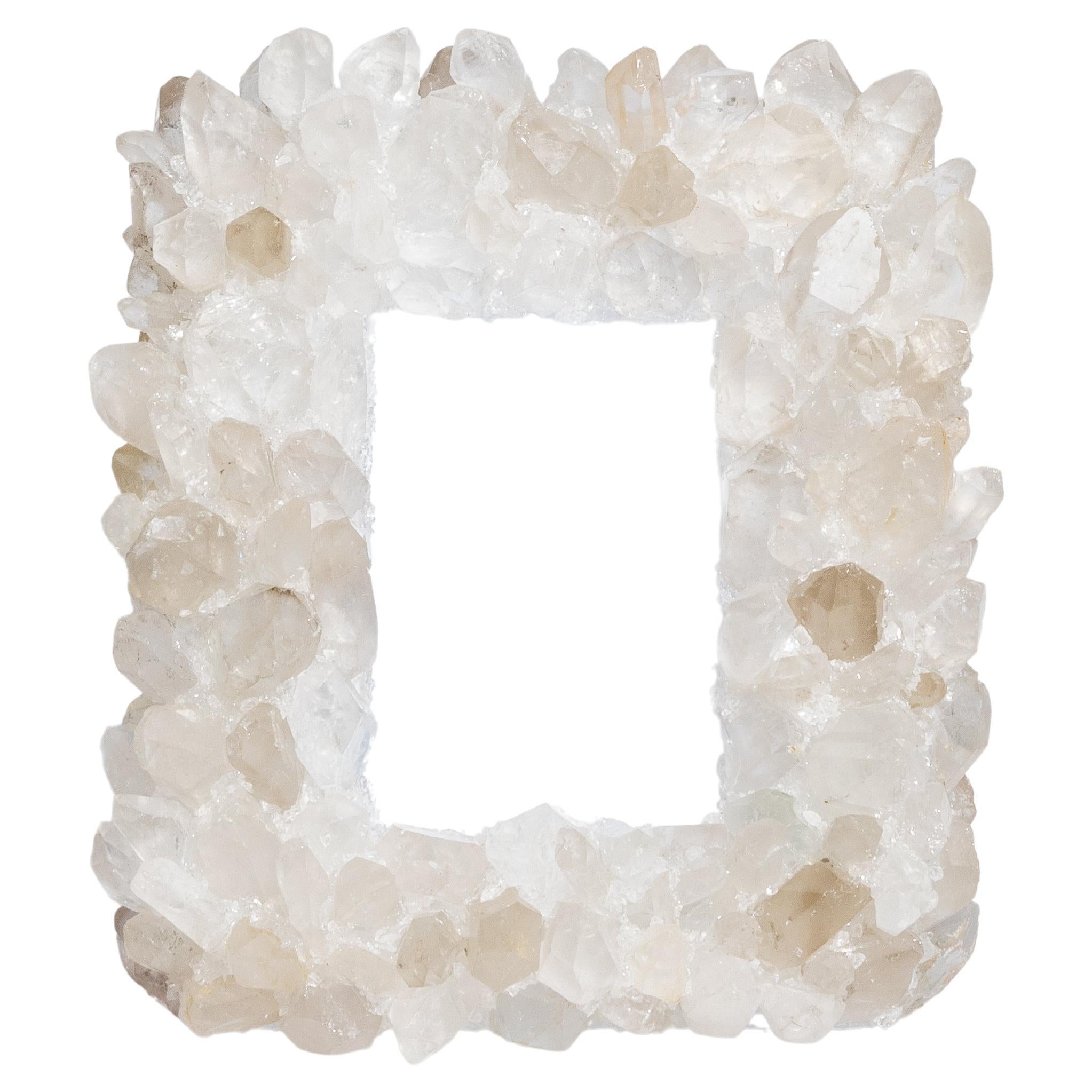 Kathryn McCoy es una diseñadora famosa por sus exquisitas piezas de decoración para el hogar que resaltan la belleza natural de los cristales. Kathryn comenzó su carrera profesional en el sector de la moda de Nueva York y trasladó su agudo ojo para