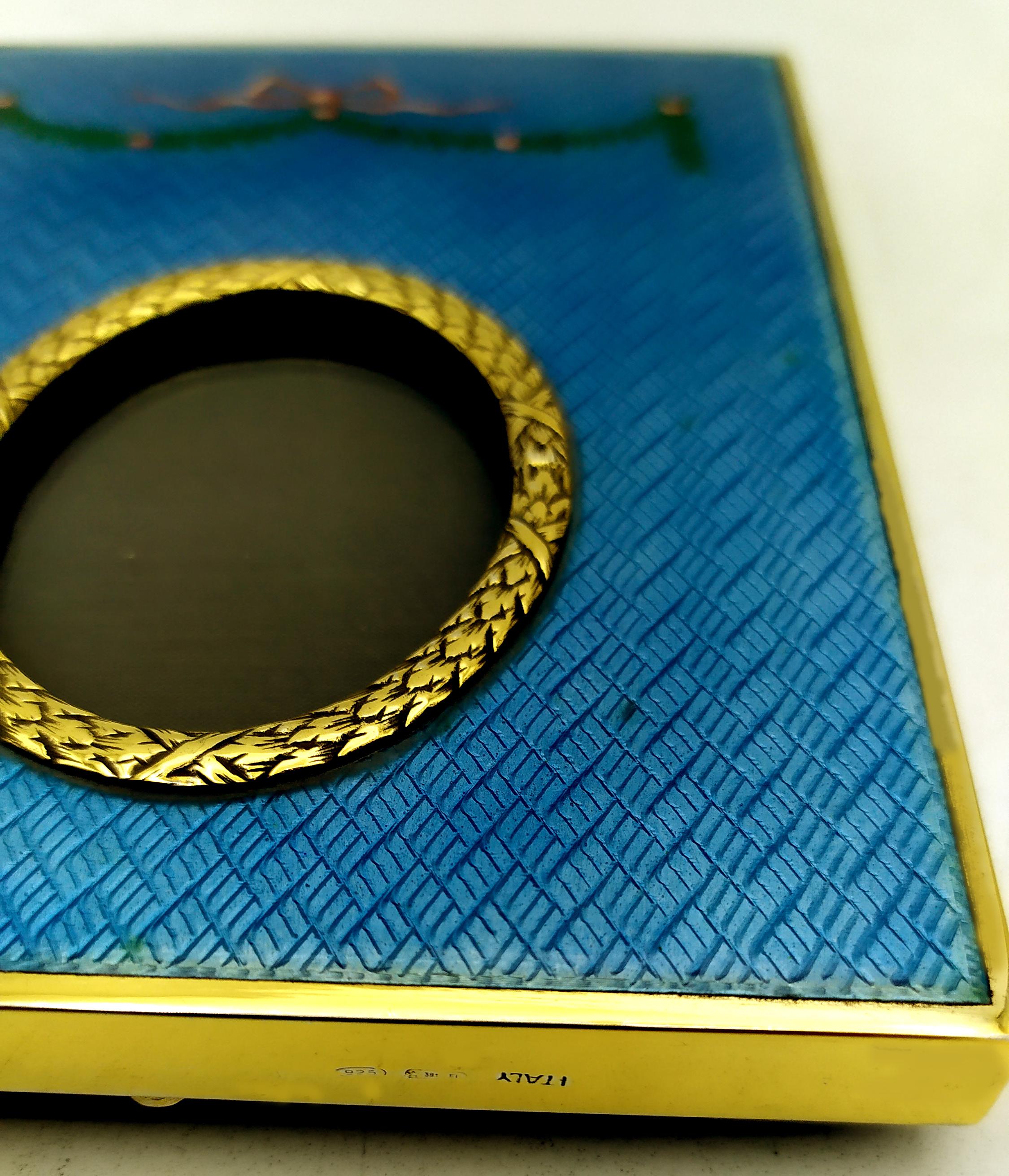 Marco de fotos rectangular de plata de ley chapada en oro 925/1000 con esmalte translúcido cocido en guilloché y miniatura pintada a mano de una guirnalda de flores con borde ovalado, tamaño interior cm. 4 x 5,2 Fabergé estilo Imperio Ruso. Exterior
