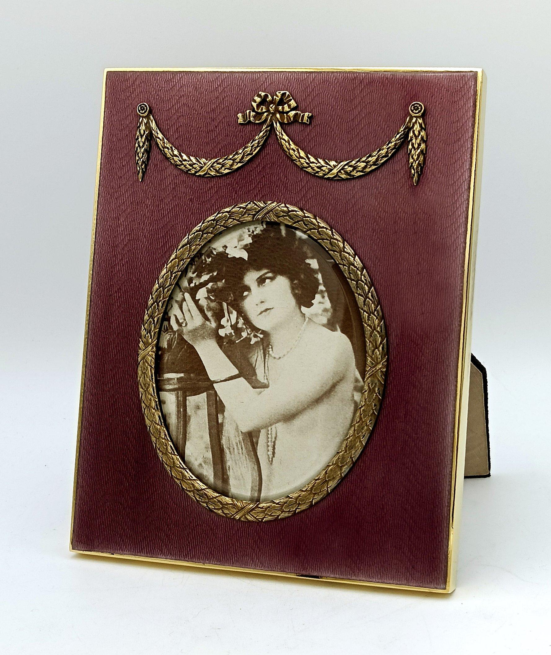 Plaqué or Cadre photo en argent émaillé rouge Empire français style Napoléon III Salimbeni en vente