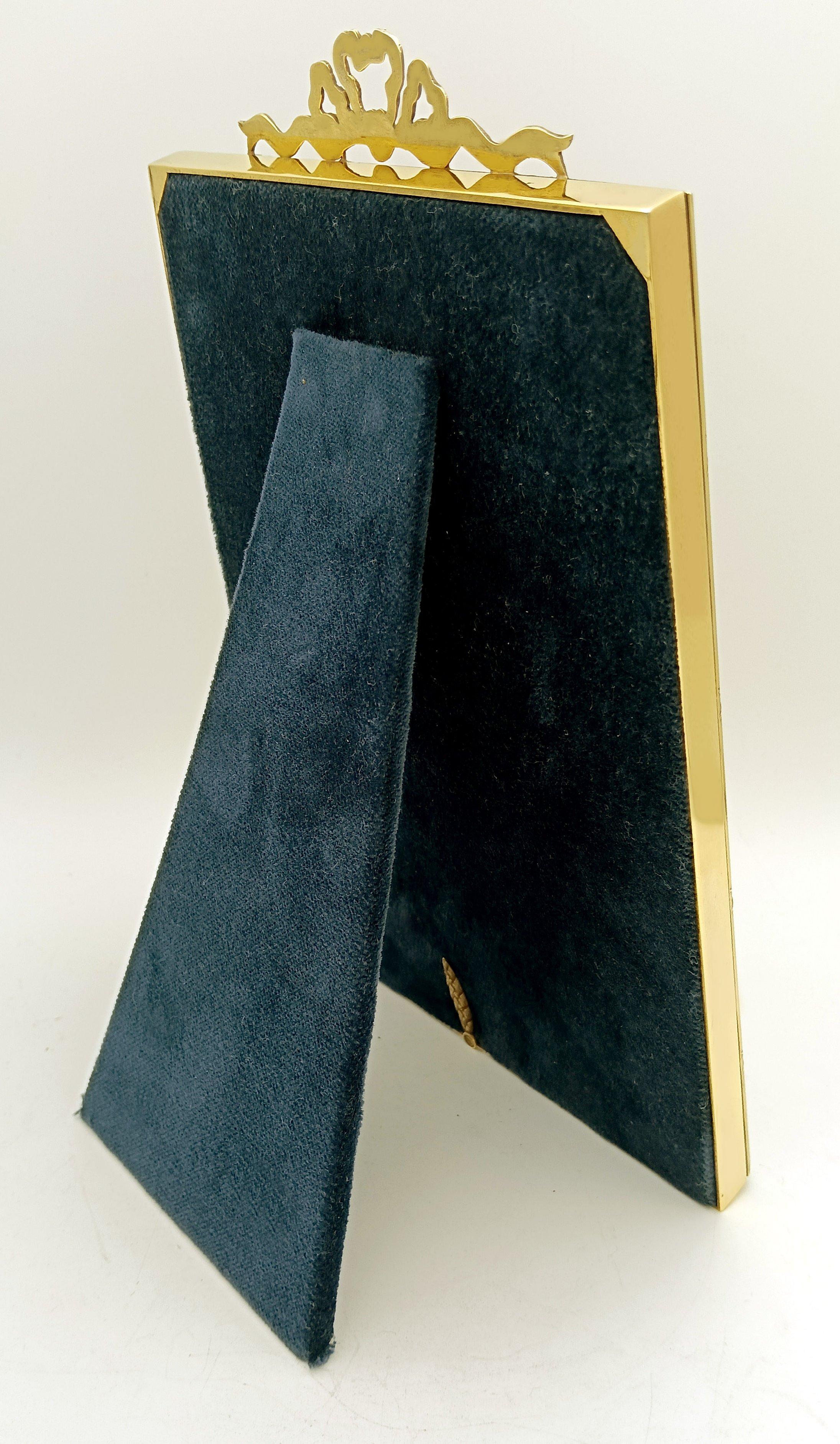 Rectangular table frame in 925/1000 sterling silver gold plated with translucent fire enamel on guilloché with edges and frieze in French Empire Louis XVI style. External cm. 16 x 23, internal cm. 10 x 15.5. Weight gr. 458. Blue alcantara panel.