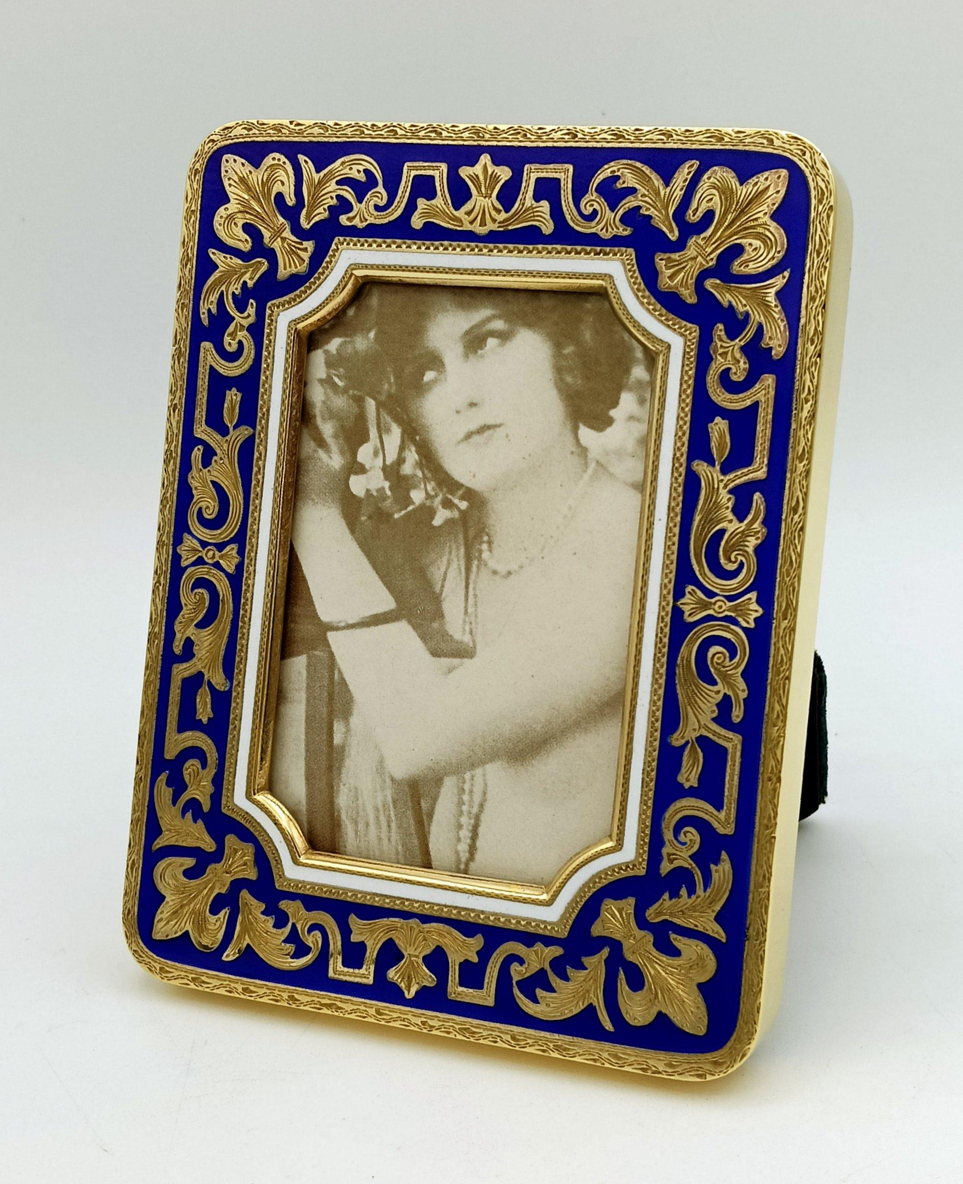 Cadre photo en argent émaillé avec motif gravé à la main et émaillé au feu Salimbeni en vente 2