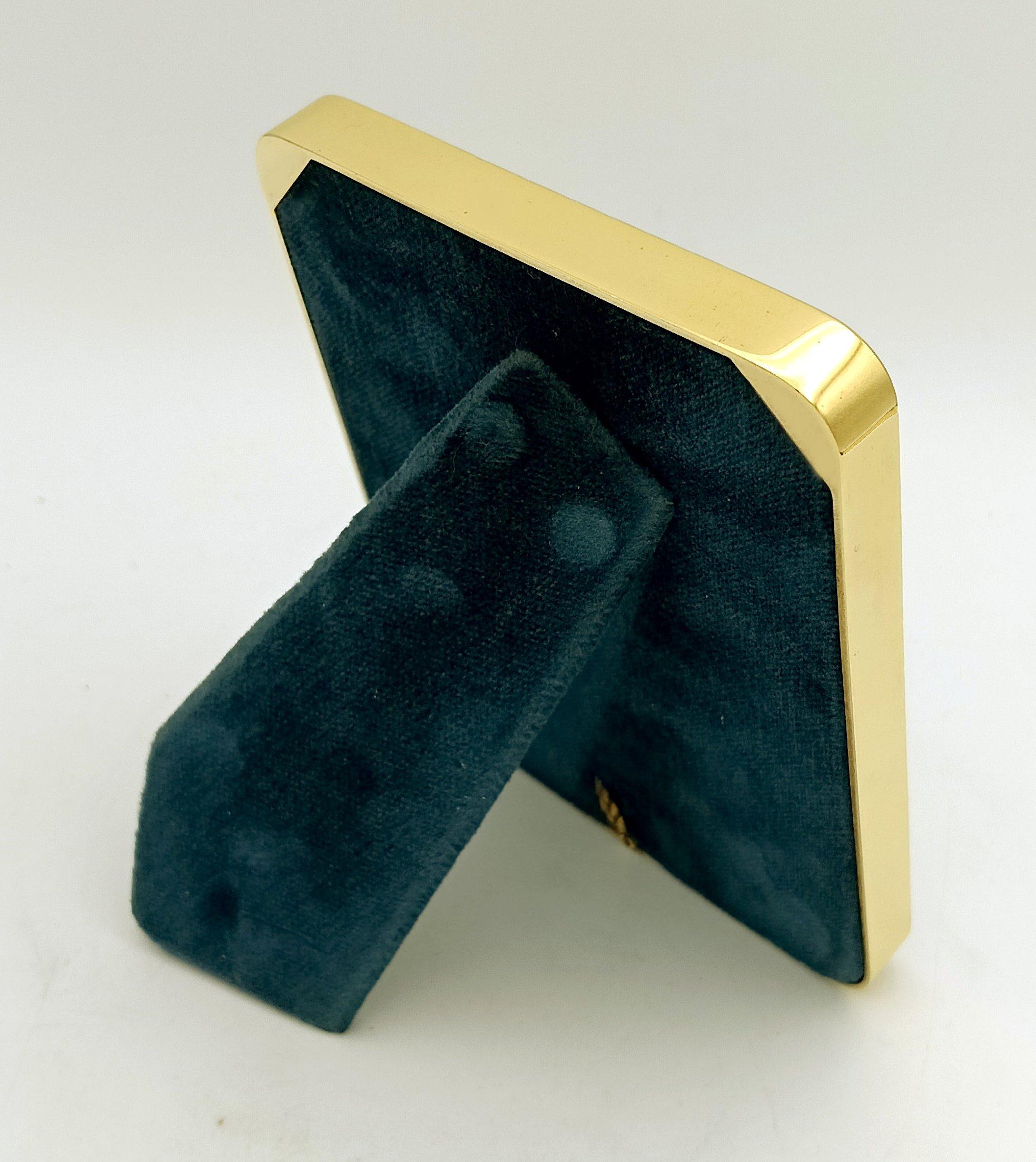 Plaqué or Cadre photo en argent émaillé avec motif gravé à la main et émaillé au feu Salimbeni en vente