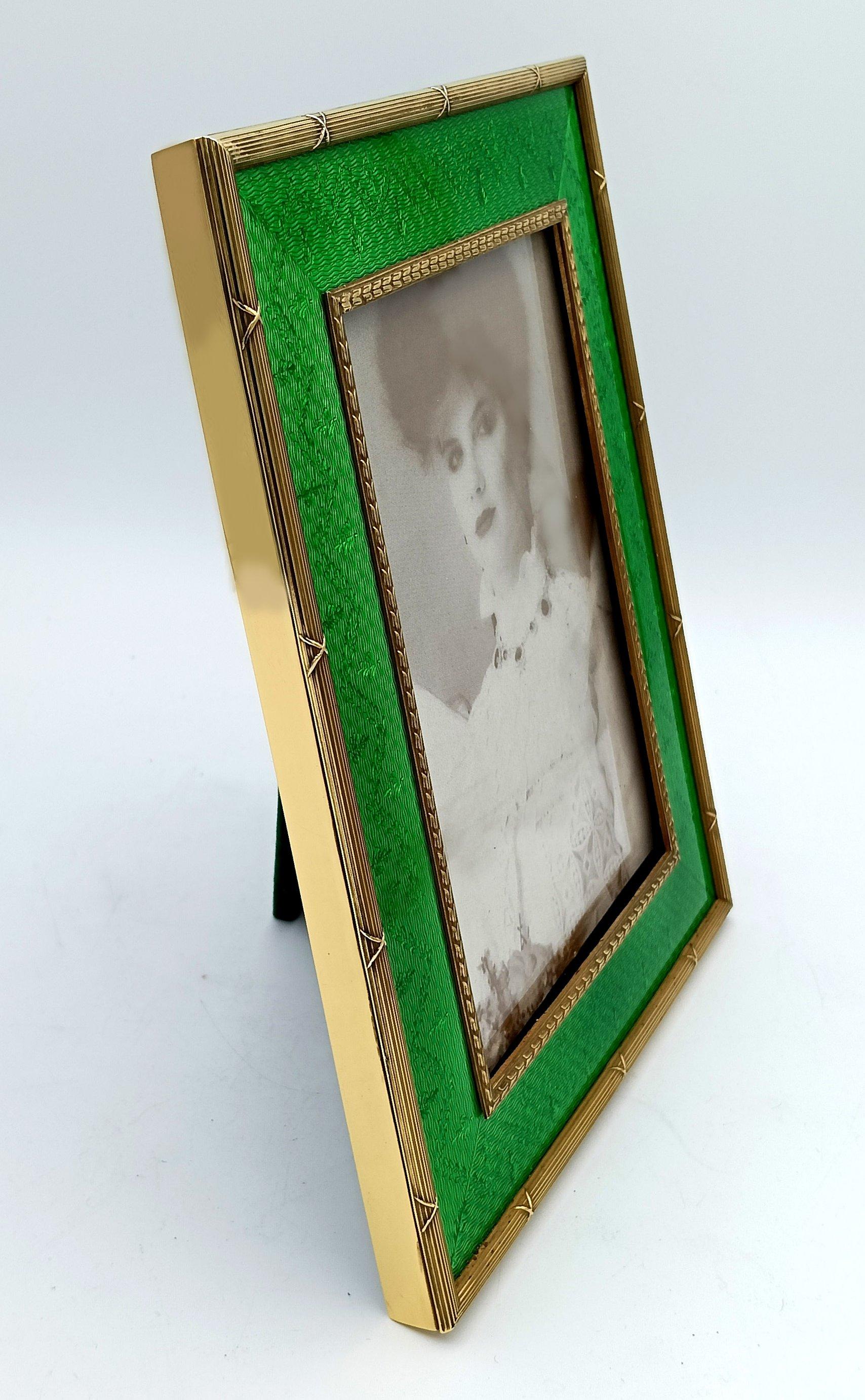Rectangular photoframe in gold-plated 925/1000 sterling silver with translucent fired enamel on a guilloché pattern embellished with a very fine hand engraving. External border in French Empire Louis XVI style and internal with small leaves also in