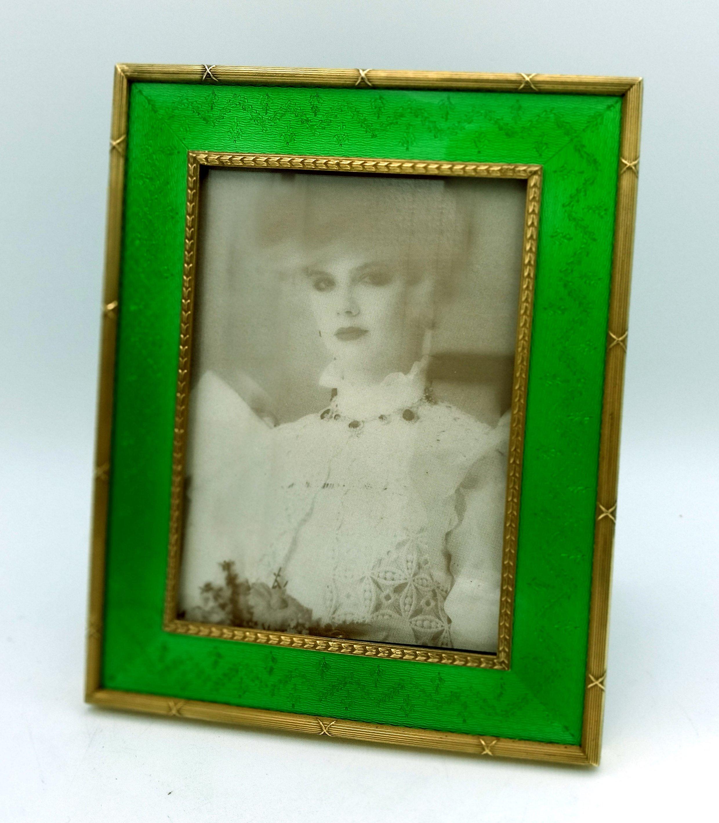 Picture Frame Silver Green Enameled with very fine hand engraving Salimbeni (Handgeschnitzt) im Angebot