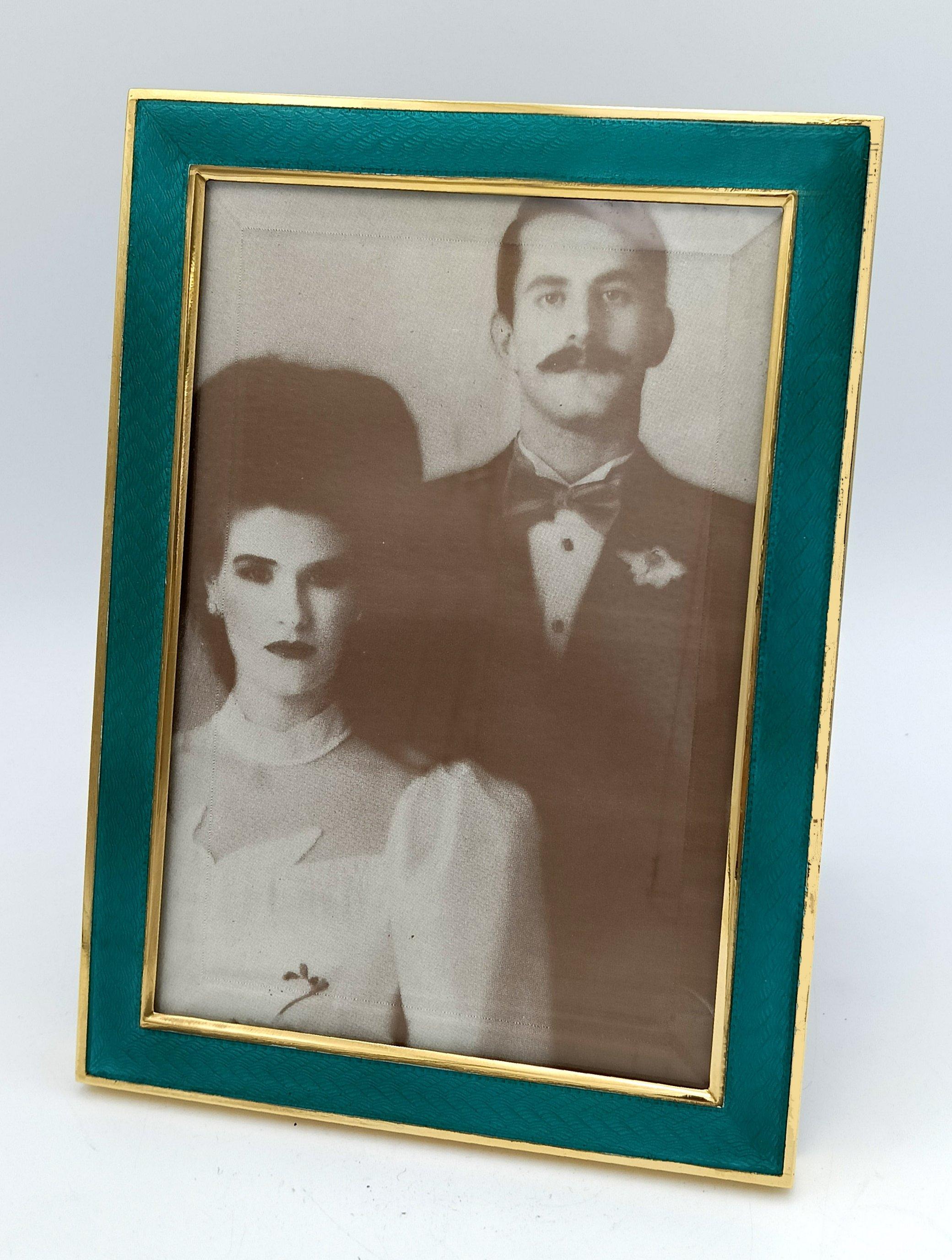 Eleganza da metà secolo: Cornice rettangolare in smalto Guilloché di Renato Salimbeni

Questo raffinato portafoto rettangolare è uno squisito esempio della maestria dell'Atelier A. Salimbeni, che fonde la sensibilità modernista di metà secolo con le