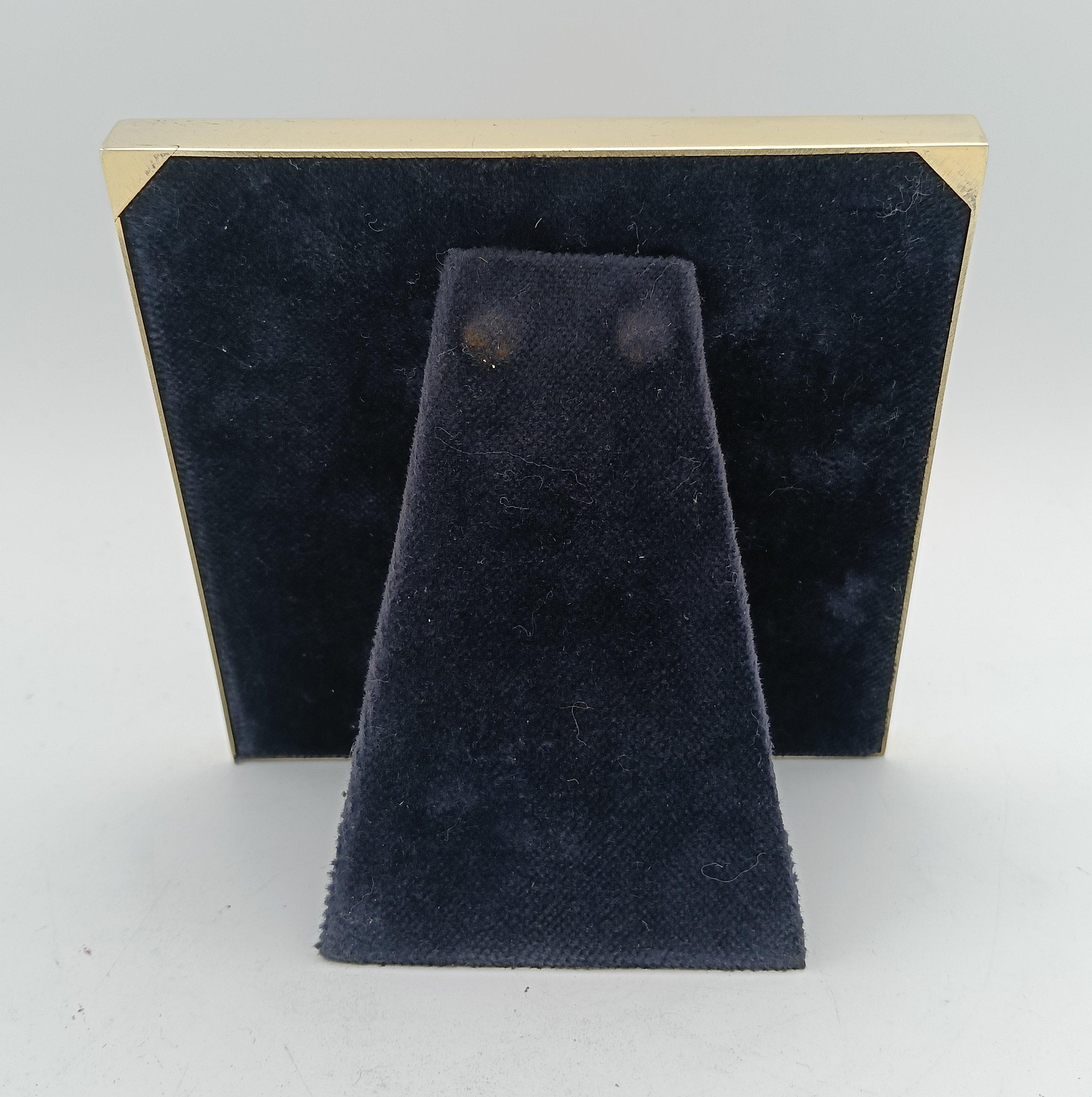 Portafoto esterno quadrato per foto ovale in argento 925/1000 placcato oro con smalto cotto traslucido su guilloché e bordo ovale ornamentale in stile Impero Francese Napoleone III. Dimensioni esterne cm. 12 x 12 Dimensioni interne cm. 5,5 x 7. Peso