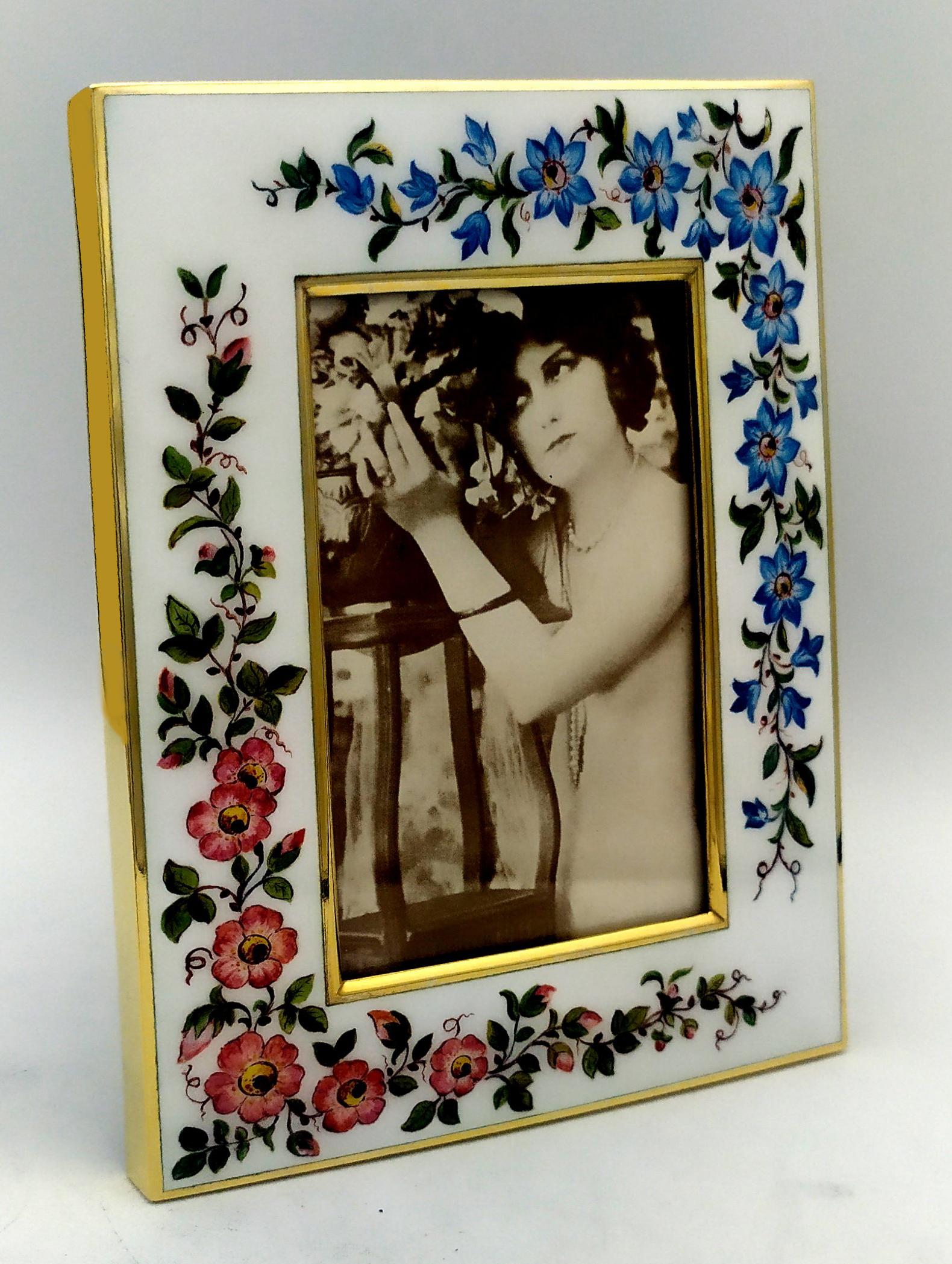 Picture Frame is in 925/1000 sterling silver and gold plated 24 carats.
Picture Frame has white fired enamels on guilloché.
Picture Frame has an hand-painted floral miniature by the painter Renato Dainelli
Picture Frame Silver Sterling is in Art