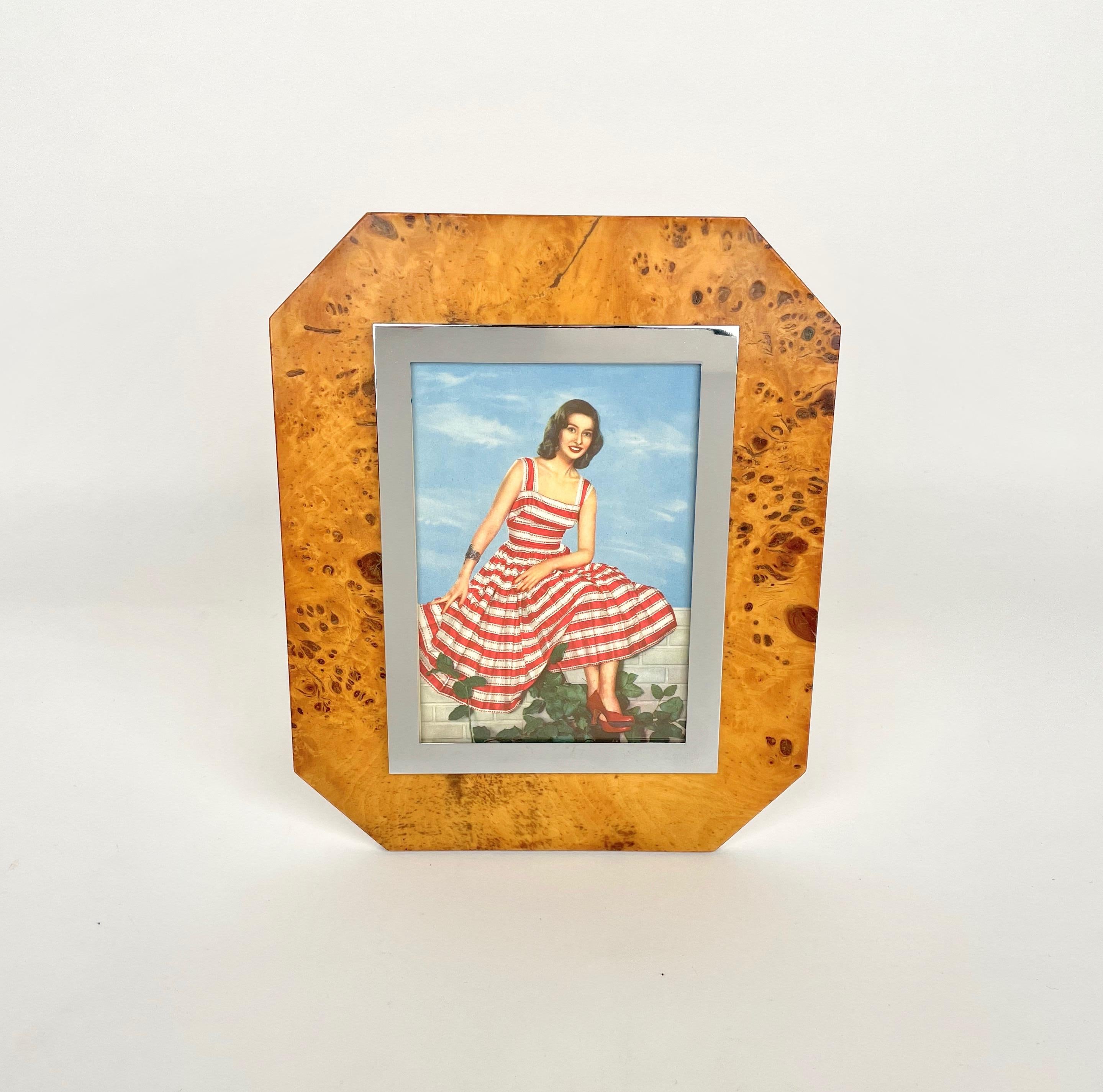 Cadre photo en bois de ronce, chrome et verre par le designer italien Felice Antonio Botta. Fabriqué en Italie en 1974.