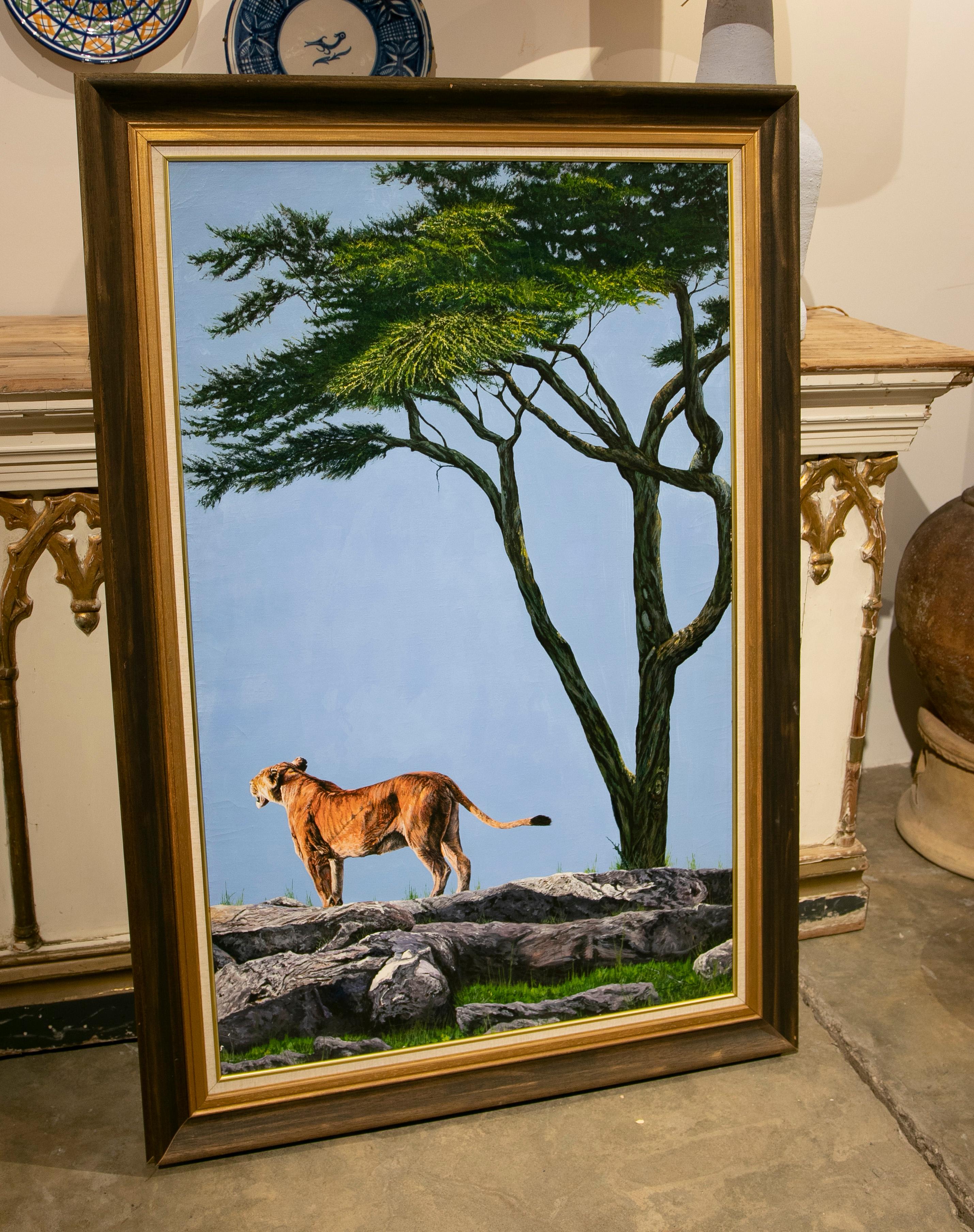 Bild von Tiger auf Berghang mit Baum gemalt in Öl auf Leinwand von 1988
Maße mit Rahmen: 146x96x4cm.