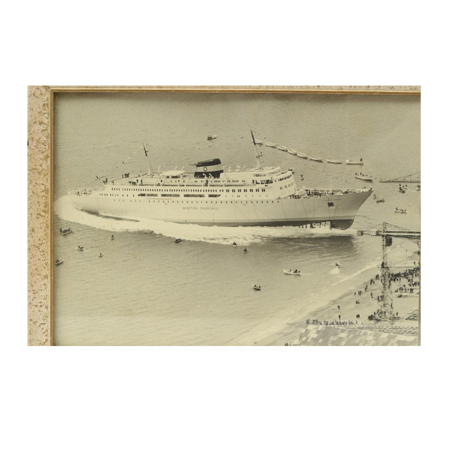 Rechteckiger Rahmen mit Originalbildern, die vier Schiffe zeigen, die in der Werft von Riva Trigoso vom Stapel laufen: Fähre Winston Churchill (25. April 1967); Frachtschiff Gatun (16. November 1957); Frachtschiff Giorgio Parodi (25. November 1956)