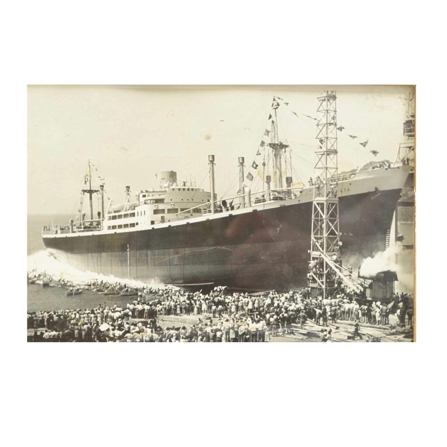 italien 1950 Vintage Pictures Depicting Three Ships Launching (Photos d'époque représentant trois navires en train d'être mis à l'eau)  Shipyards Riva Trigoso en vente