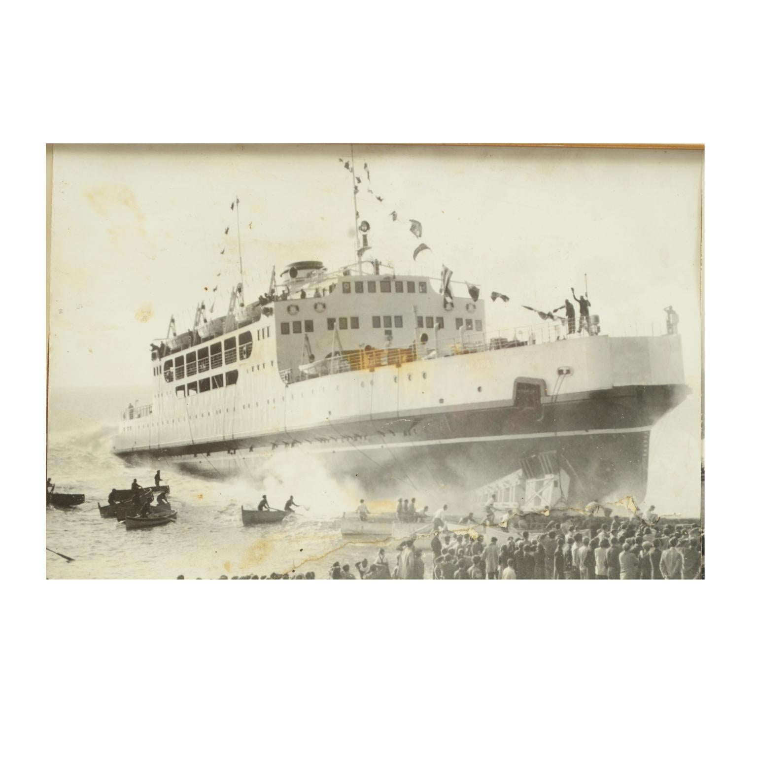 1950 Vintage-Bilder, die drei Schiffe beim Lancieren zeigen  Riva Trigoso-Schmuckkästchen  im Zustand „Gut“ im Angebot in Milan, IT