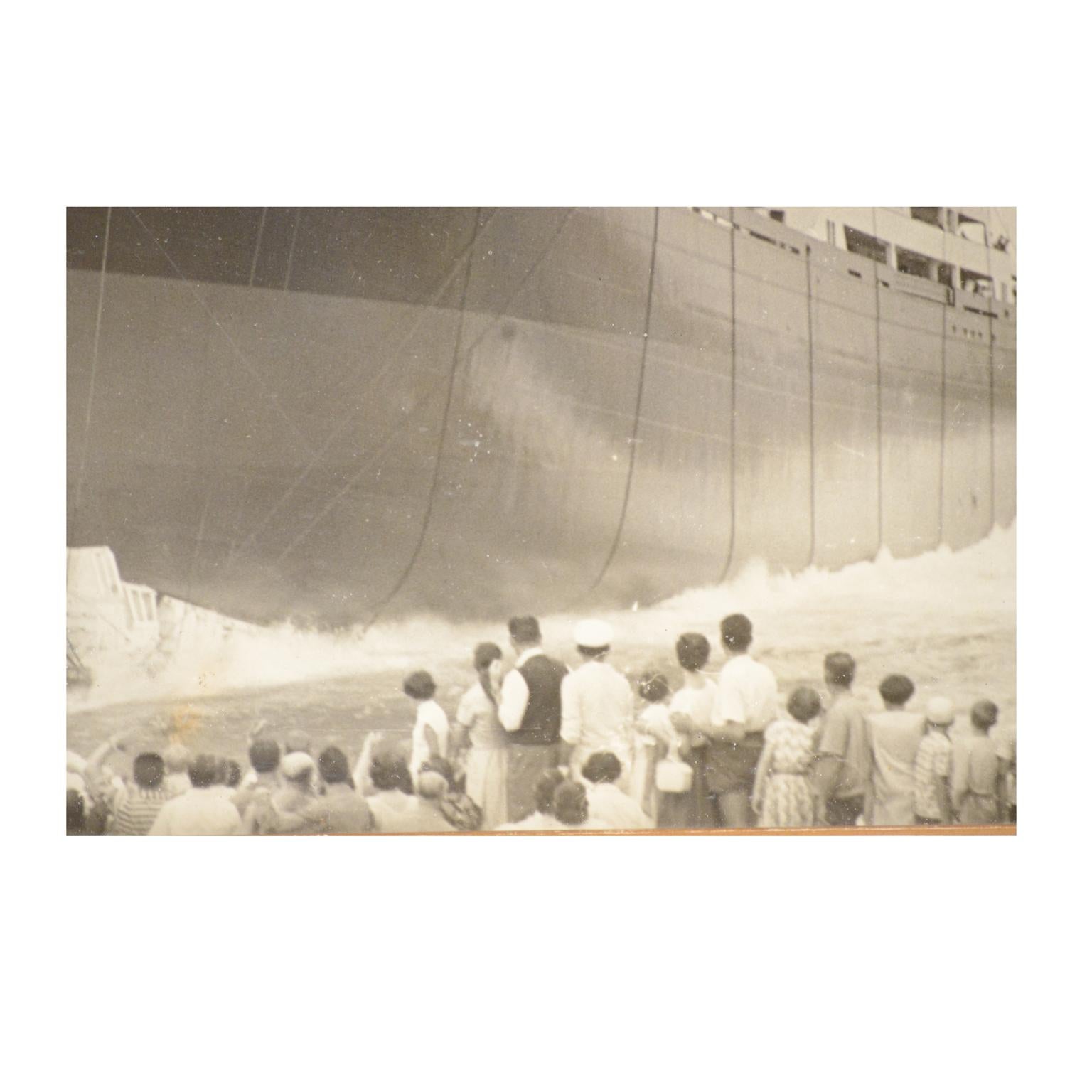 1950 Vintage-Bilder, die drei Schiffe beim Lancieren zeigen  Riva Trigoso-Schmuckkästchen  (Papier) im Angebot