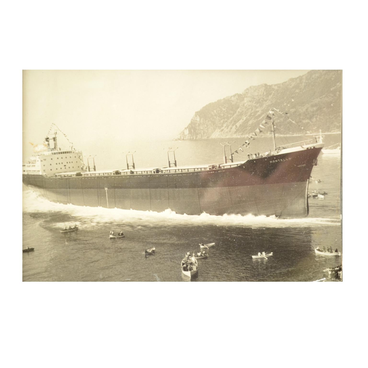 Rechteckiger Rahmen mit drei Bildern, die drei Schiffe zeigen, die in den Werften von Riva Trigoso vom Stapel laufen. Montello startete am 14. Oktober 1961; Athinai startete am 10. September 1953; Esso Liguria startete am 12. Juli 1954. Coeval