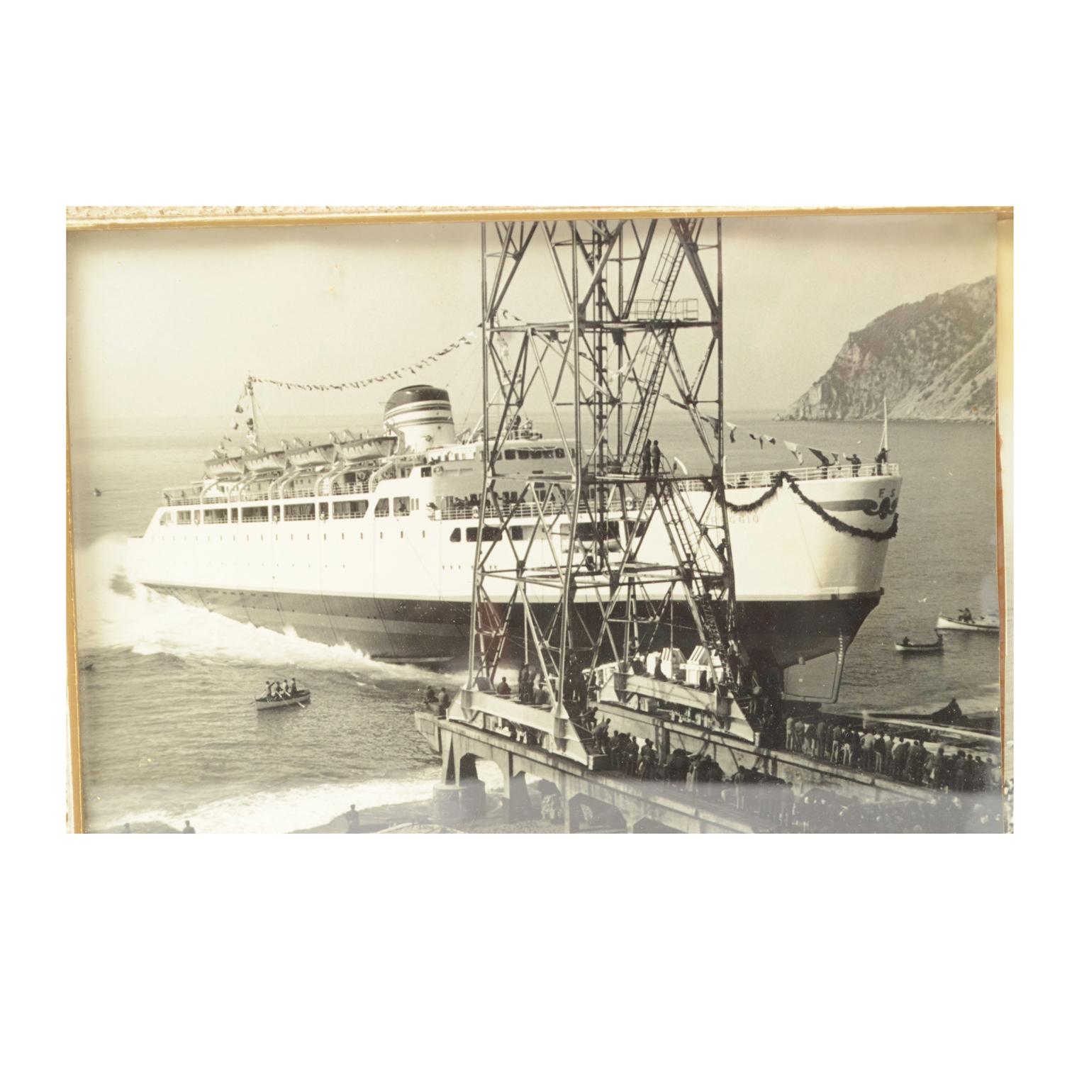 Rechteckiger Rahmen mit Originalbildern, die den Stapellauf von drei Schiffen in der Werft von Riva Trigoso zeigen: Fähre Reggio der Ferrovie dello Stato (8. März 1960); Schiff Federico Parodi (31. August 1958); Motorboot Cariddi (Stapellauf am 20.