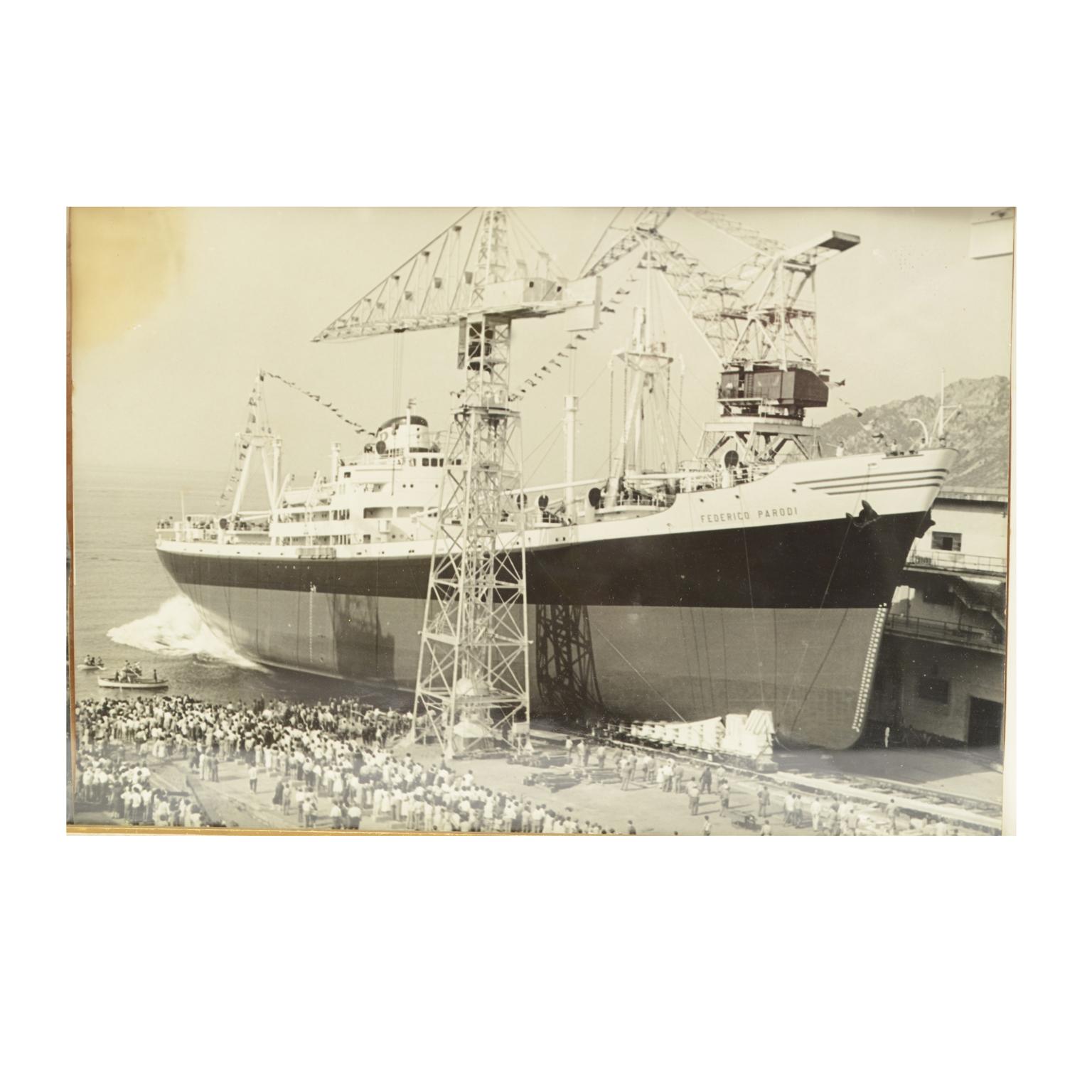 italien 1950 Vintage Pictures Depicting Three Ships Launching (Photos d'époque représentant trois navires en train d'être mis à l'eau)  Shipyards Riva Trigoso en vente