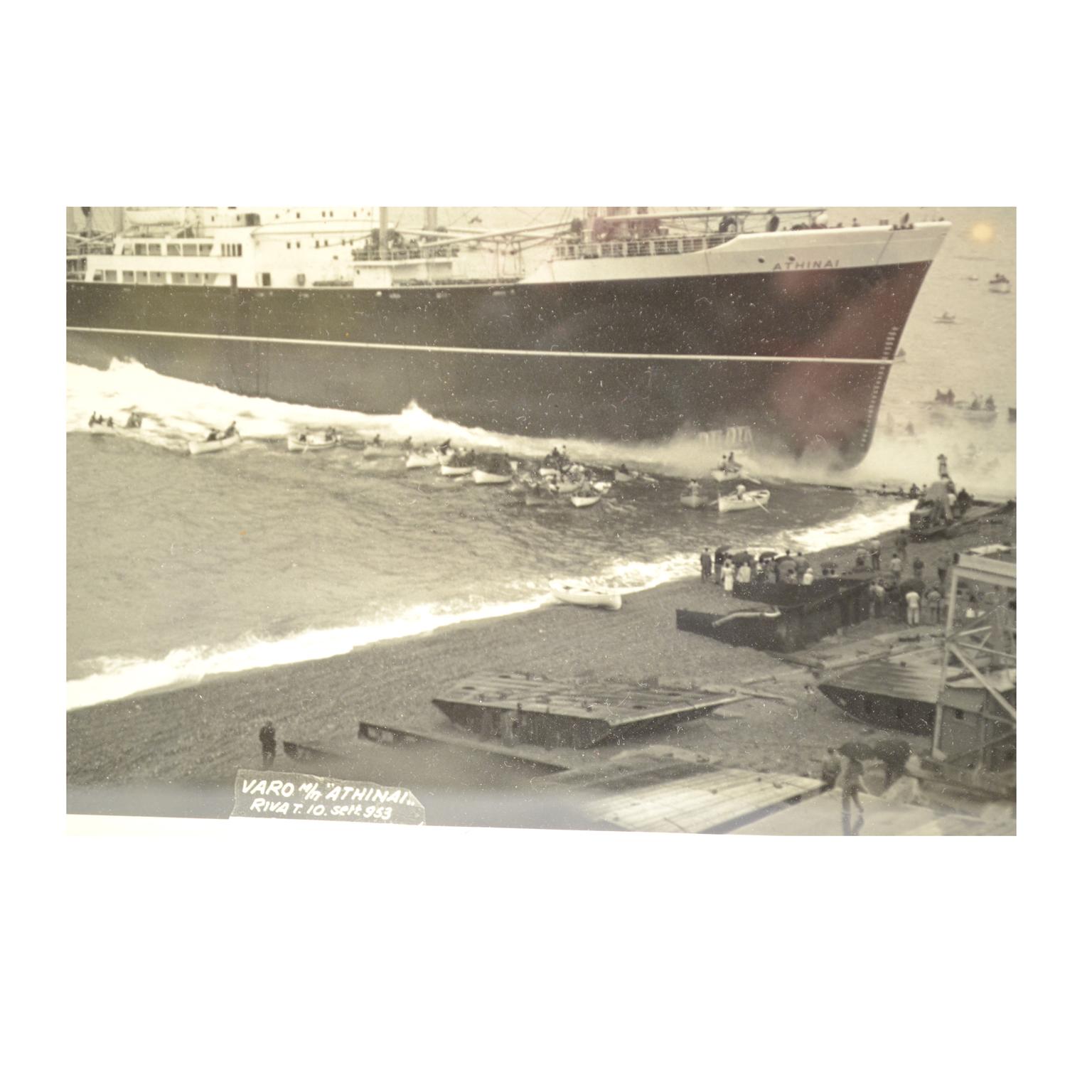 1950 Vintage-Bilder, die drei Schiffe beim Lancieren zeigen  Riva Trigoso-Schmuckkästchen  im Zustand „Gut“ im Angebot in Milan, IT