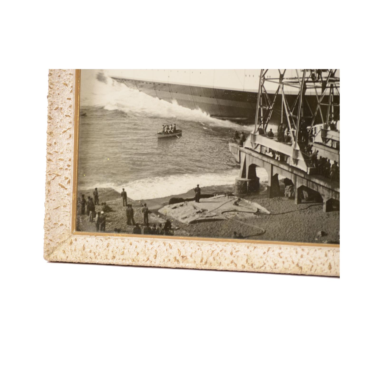 Milieu du XXe siècle 1950 Vintage Pictures Depicting Three Ships Launching (Photos d'époque représentant trois navires en train d'être mis à l'eau)  Shipyards Riva Trigoso en vente