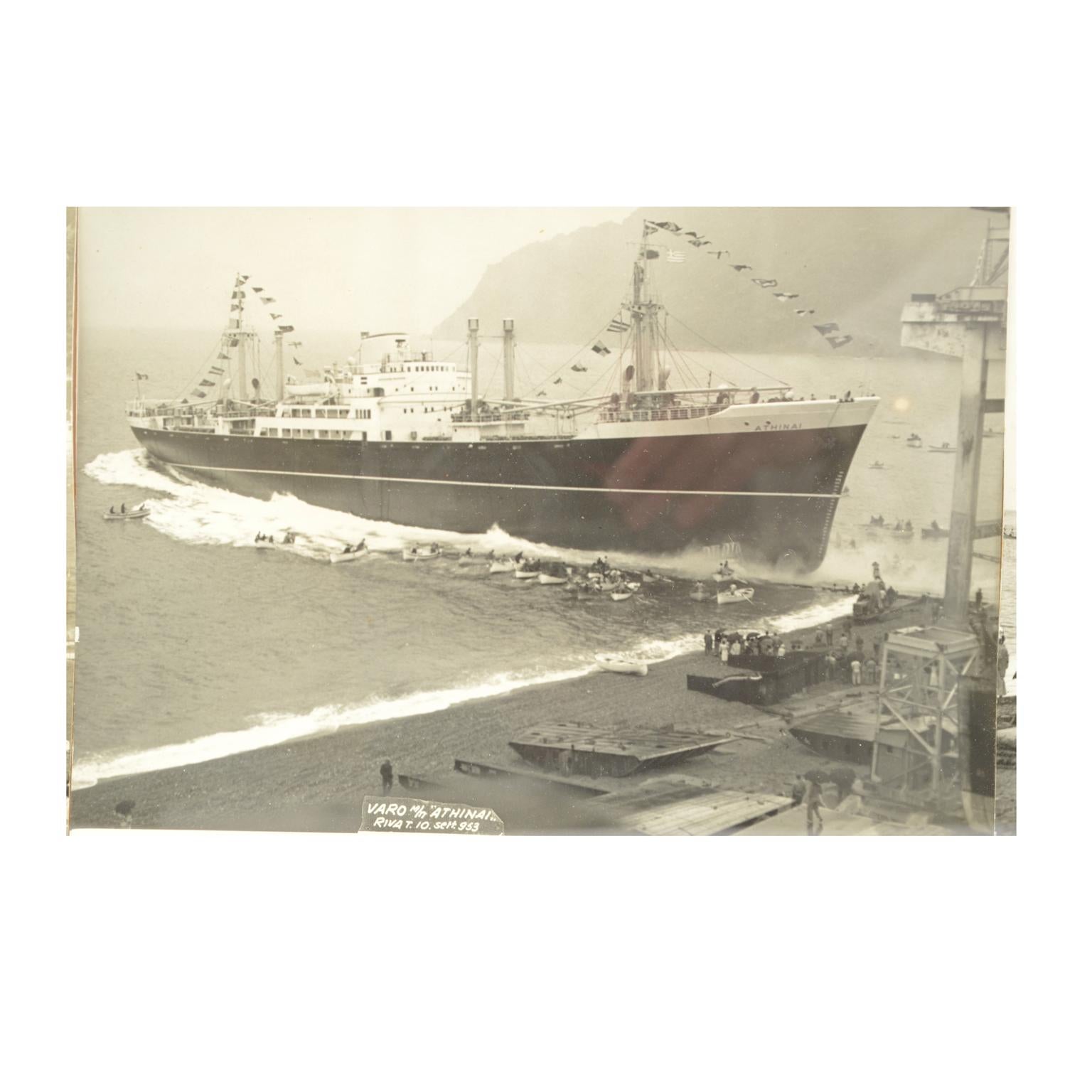 1950 Vintage Pictures Depicting Three Ships Launching (Photos d'époque représentant trois navires en train d'être mis à l'eau)  Shipyards Riva Trigoso en vente 3