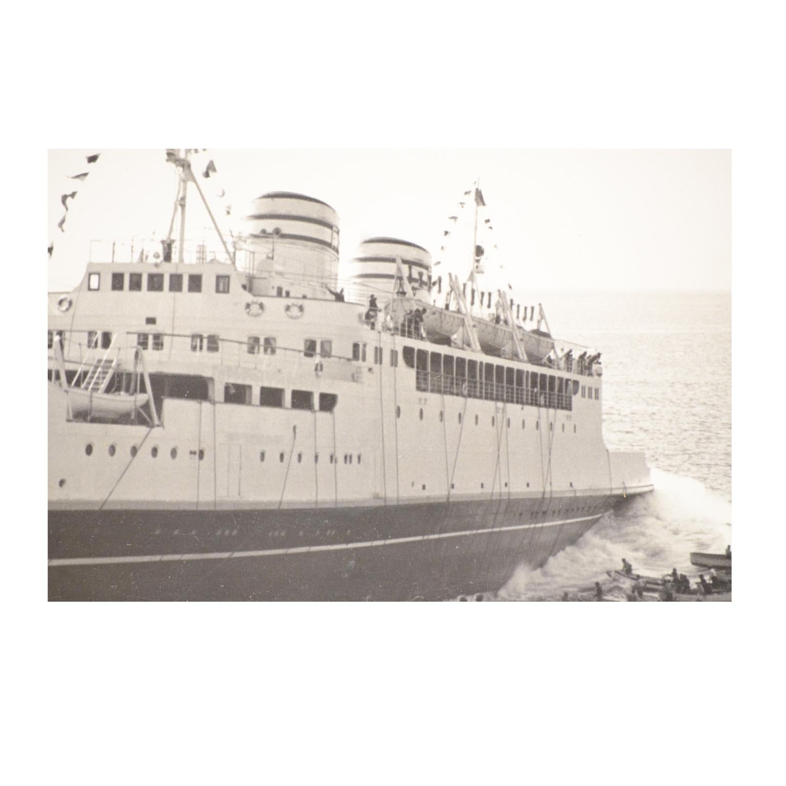 1950 Vintage Pictures Depicting Three Ships Launching (Photos d'époque représentant trois navires en train d'être mis à l'eau)  Shipyards Riva Trigoso en vente 3