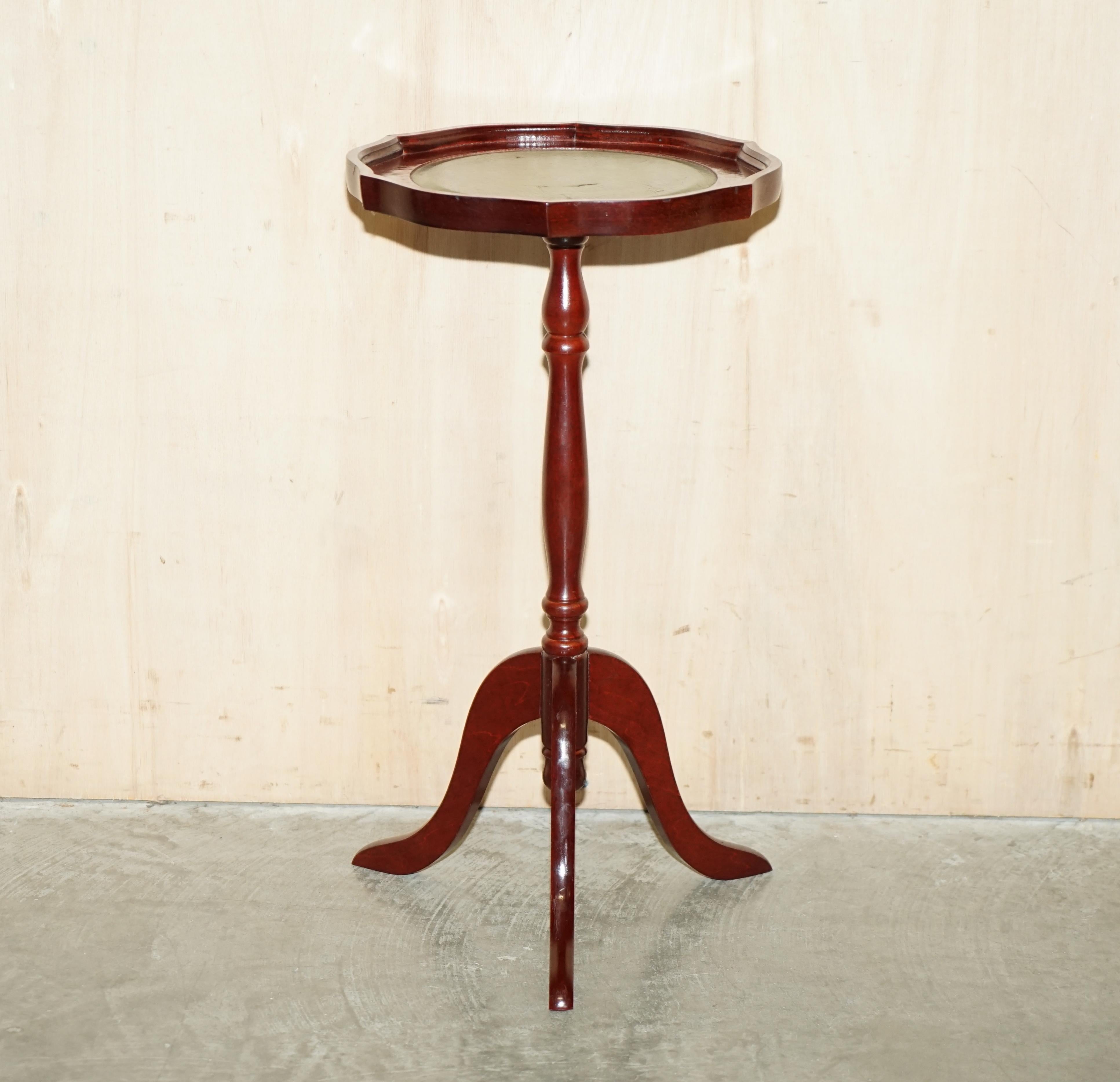 We are delighted to offer for sale this very nice vintage Bevan Funnell mahogany & heritage green leather topped tripod table

A good looking and well made piece, ideally suited for a lamp or glass of wine with a picture frame on it

It has been