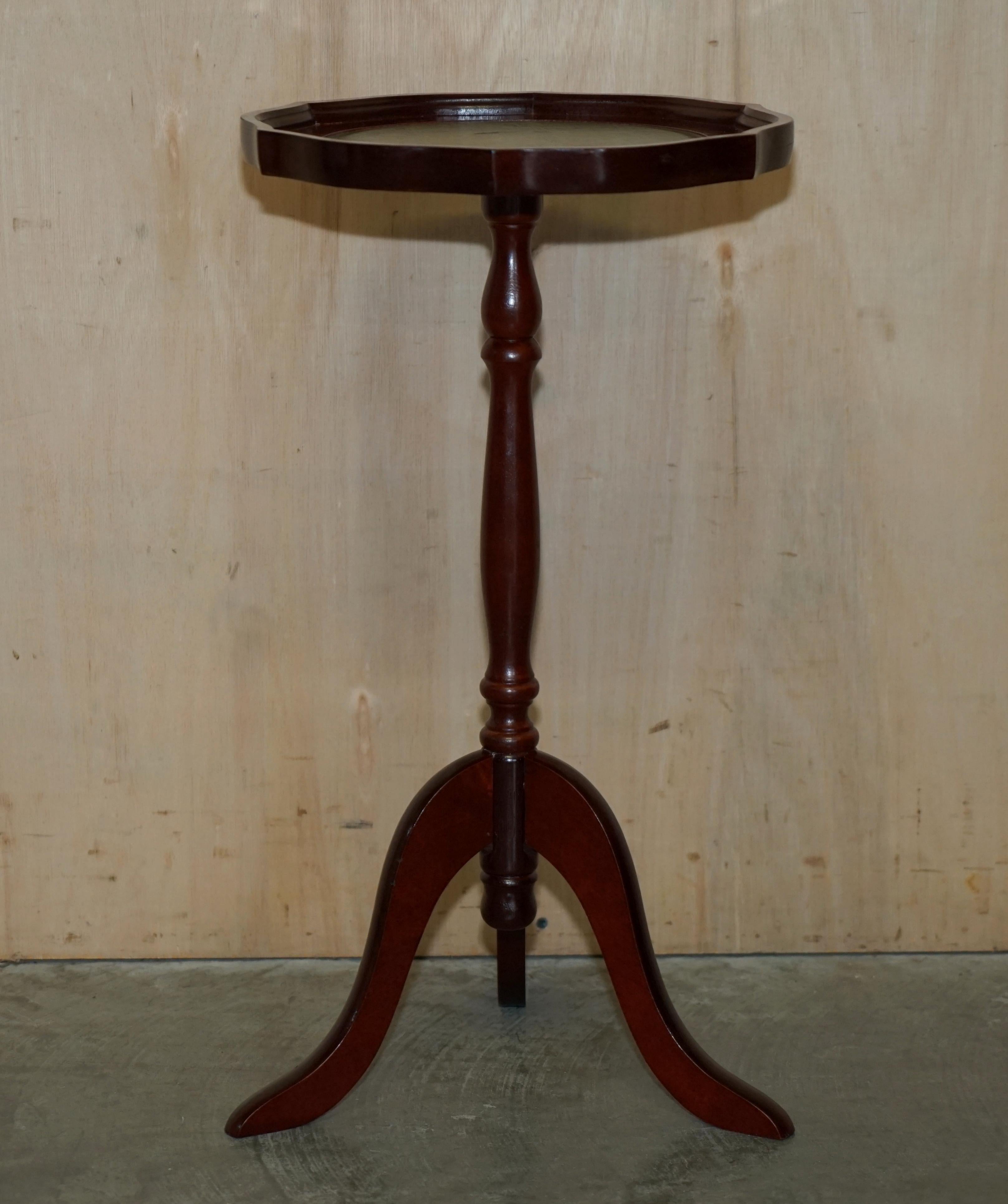 PIE CRUST EDGE HERITAGE GRÜNE LEDER GOLD LEAF TRIPOD SiDE END LAMP WINE TABLE (Viktorianisch) im Angebot