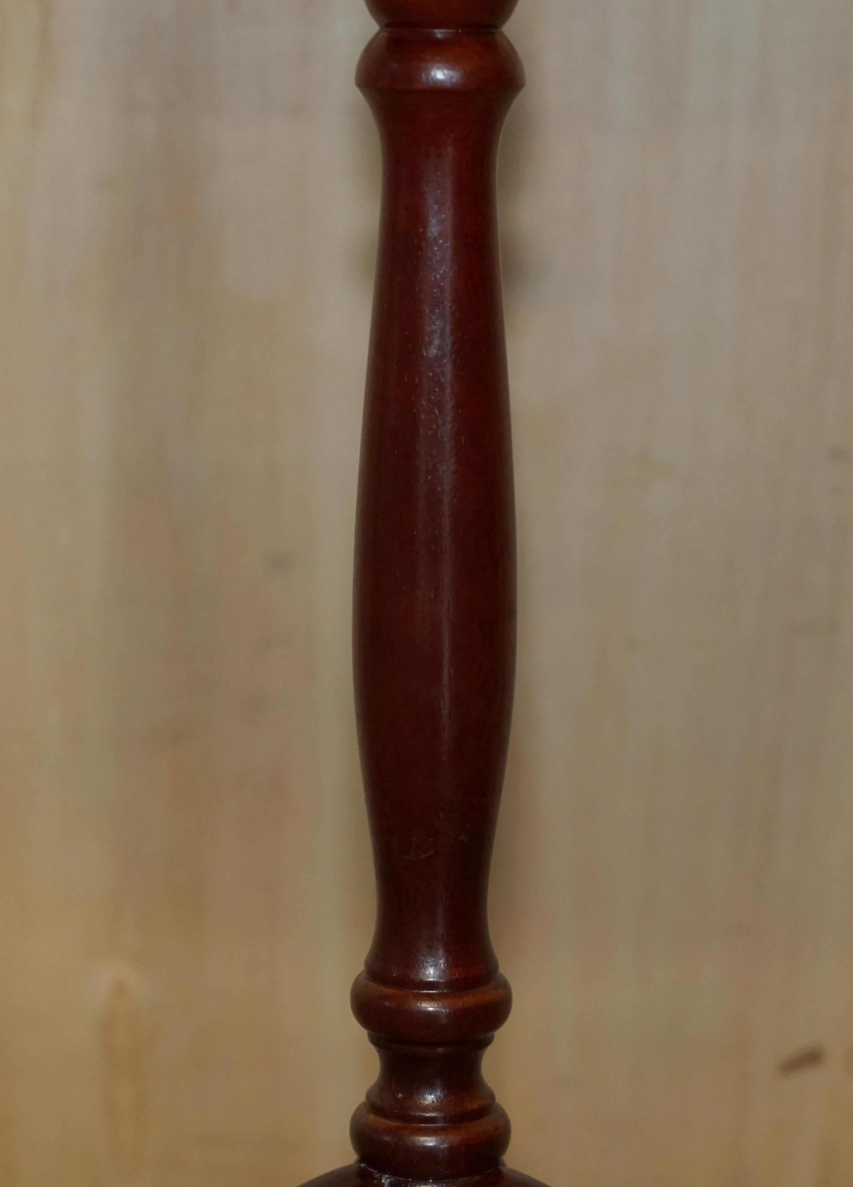 PIE CRUST EDGE HERITAGE GRÜNE LEDER GOLD LEAF TRIPOD SiDE END LAMP WINE TABLE (20. Jahrhundert) im Angebot
