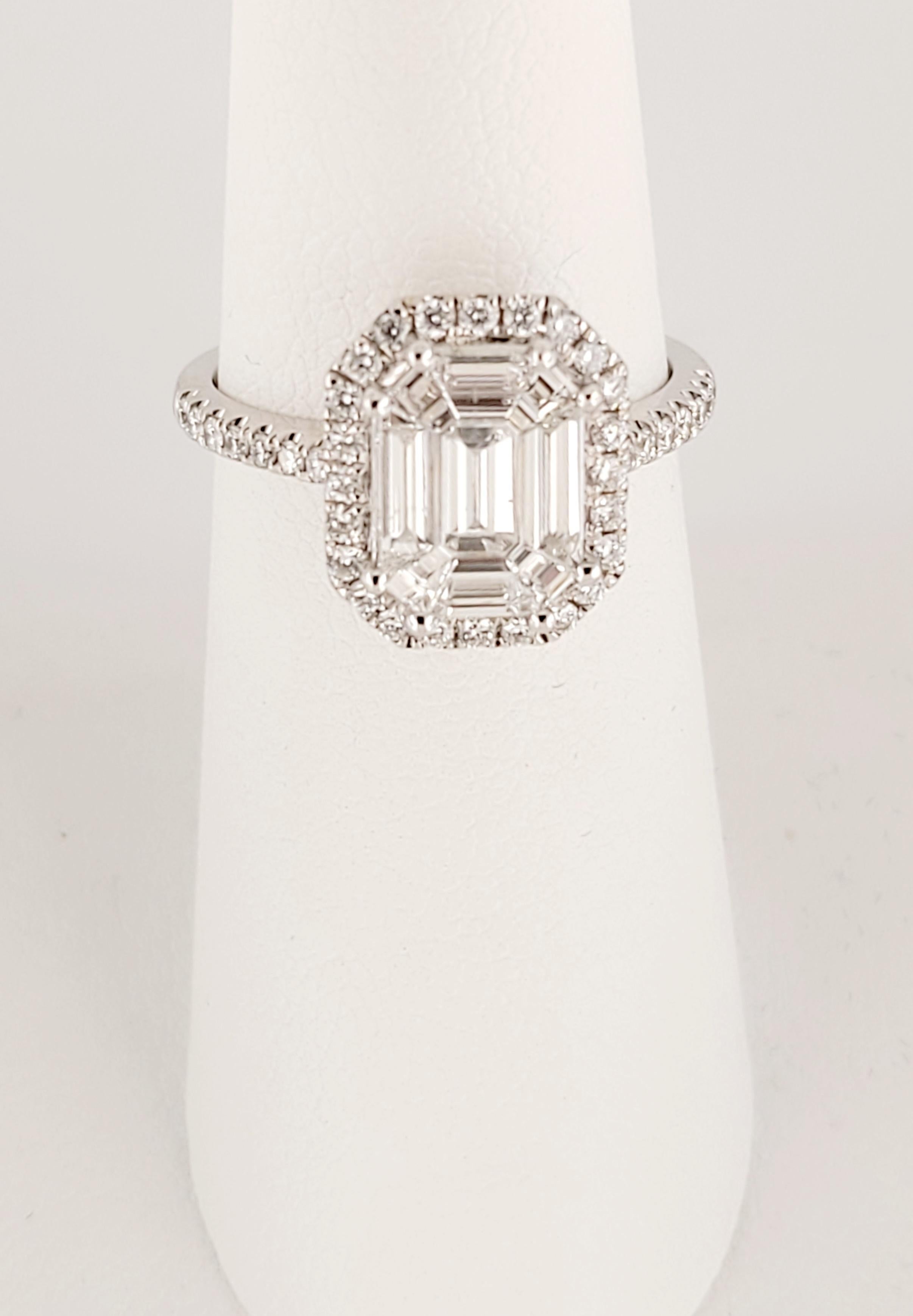 Diamant Pie Cut Center Stone, composé de 9 pierres. Diamant naturel de couleur E-F, pureté VVS. Pierres latérales d'environ 0,60 carat au total, de même couleur et de même pureté. Serti en or blanc 18K. Taille 6. Prix de vente au détail 4900 $.