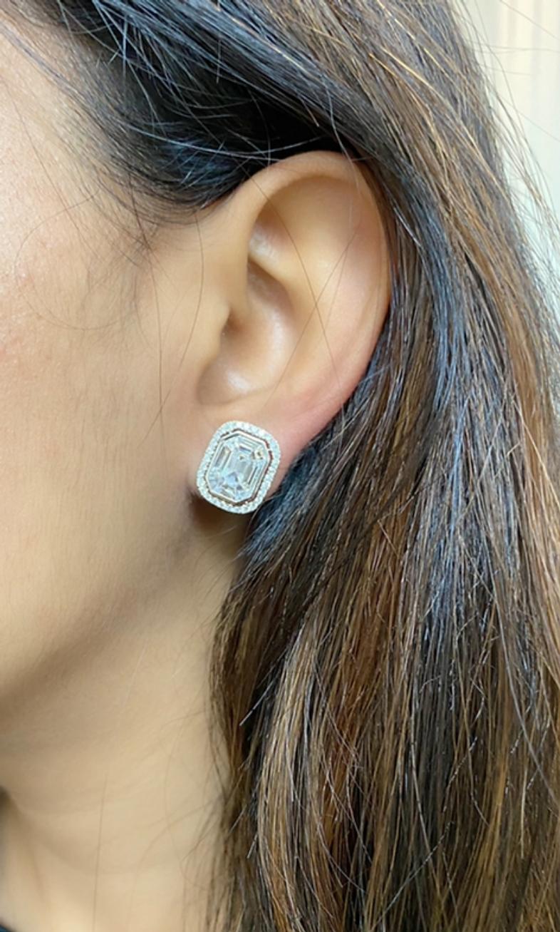 Artisan Clou d'oreille Classic avec diamant taille émeraude serti clos et halo en vente