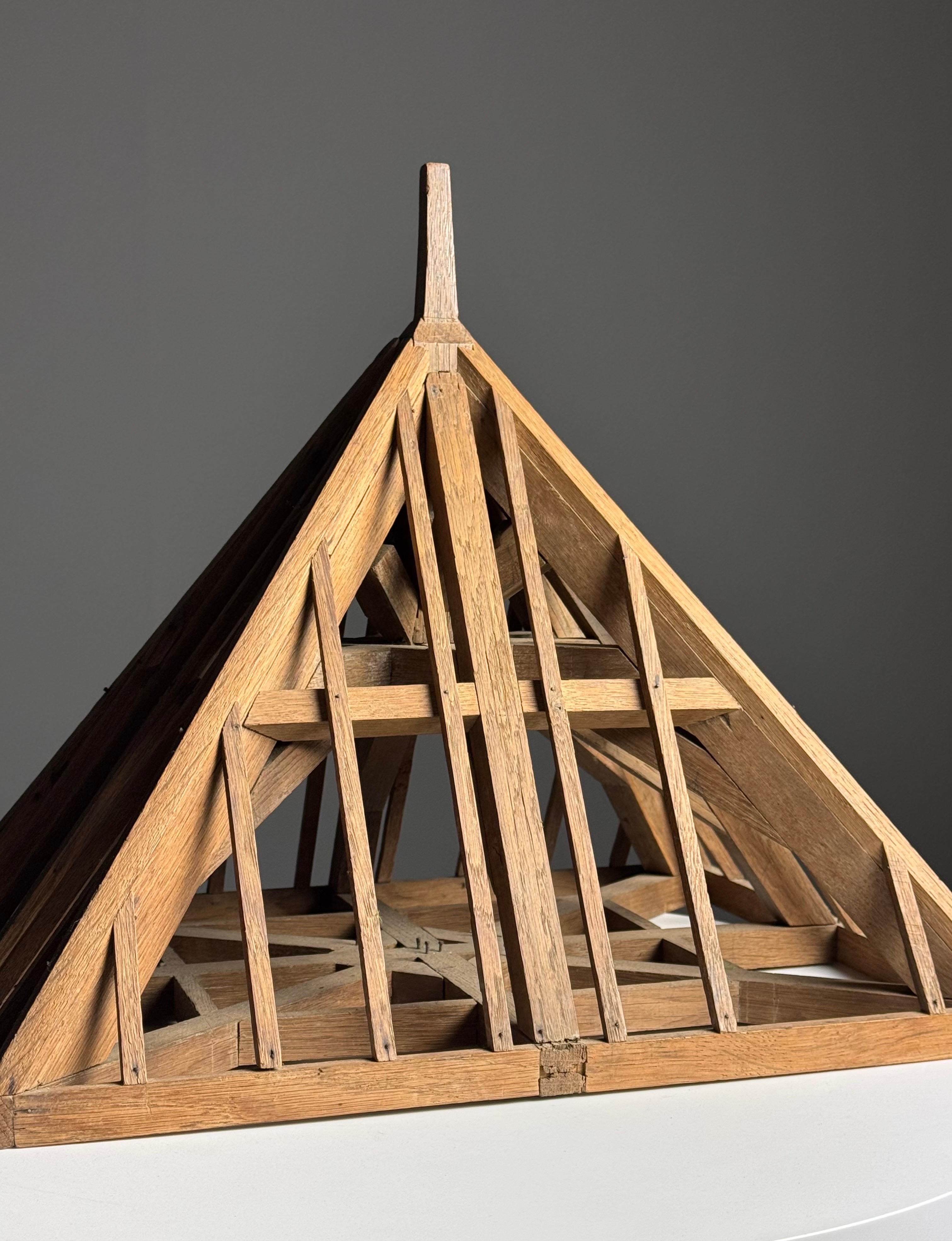 Piece de Maitrise, modèle de toit architectural en vente 7