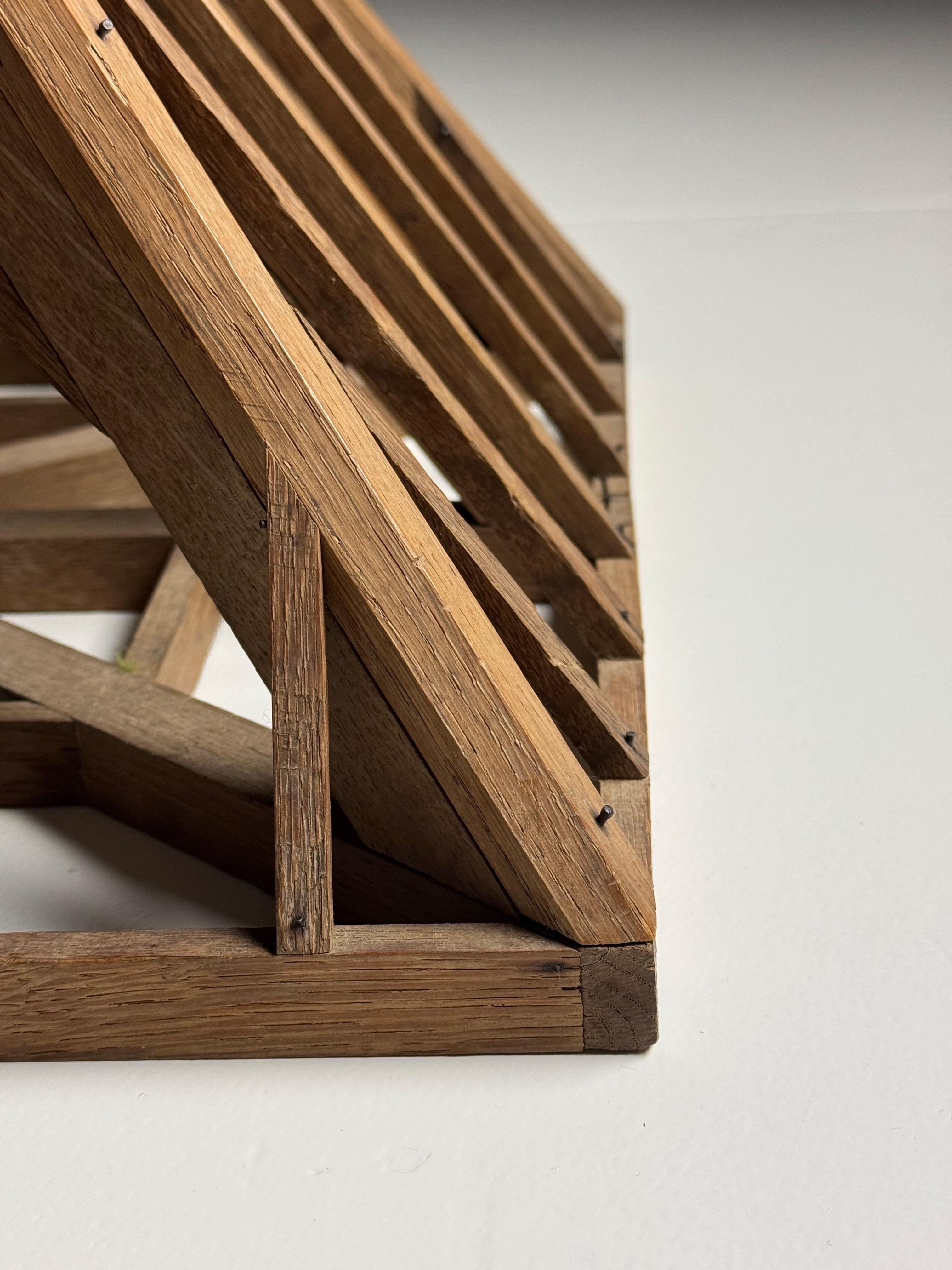 Roof construction model / Piece de Maitrise. En bois de chêne, France, 20e siècle.
Complètement complet, en bon état

Dimensions : 46L x 36D x 40H