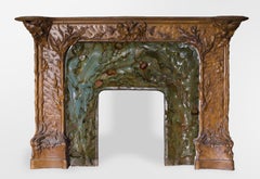 Boiserie Art Nouveau in noce con camino a legna con ceramica