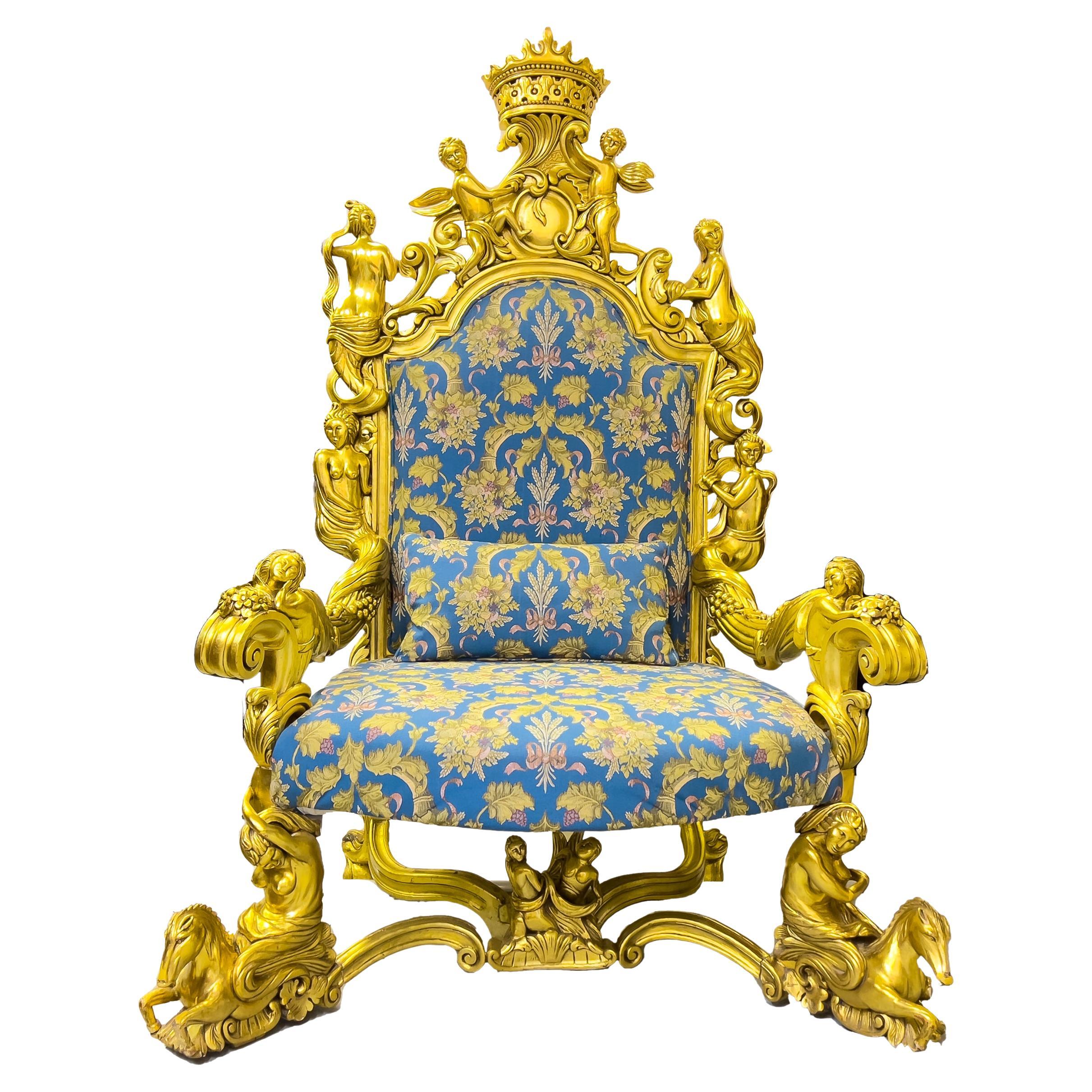 Chaise unique avec grand fauteuil en bois sculpté et doré 