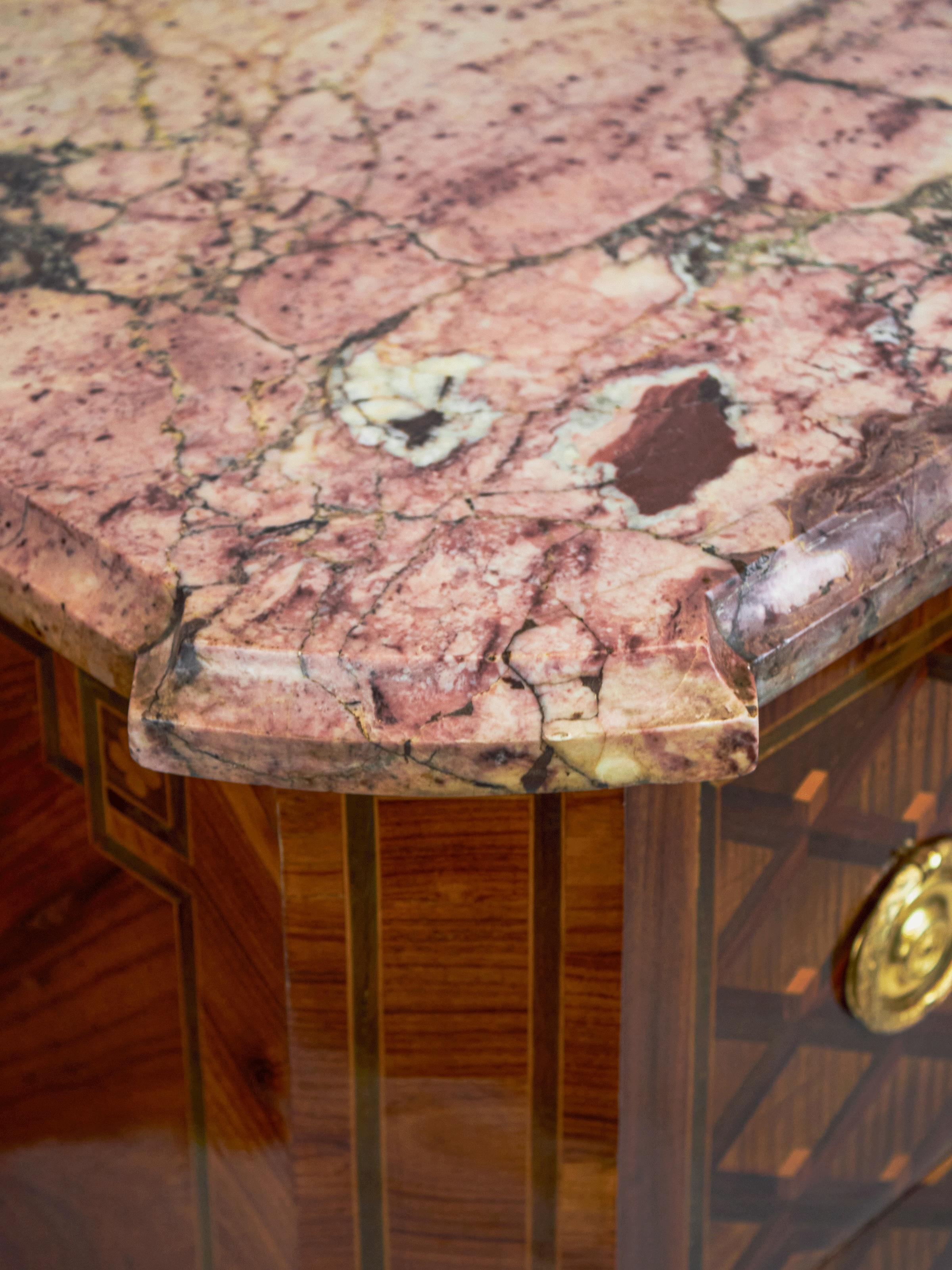 PIÈCES DE LUXE: Ein Außergewöhnliches Paar Transition-Kommoden For Sale 4