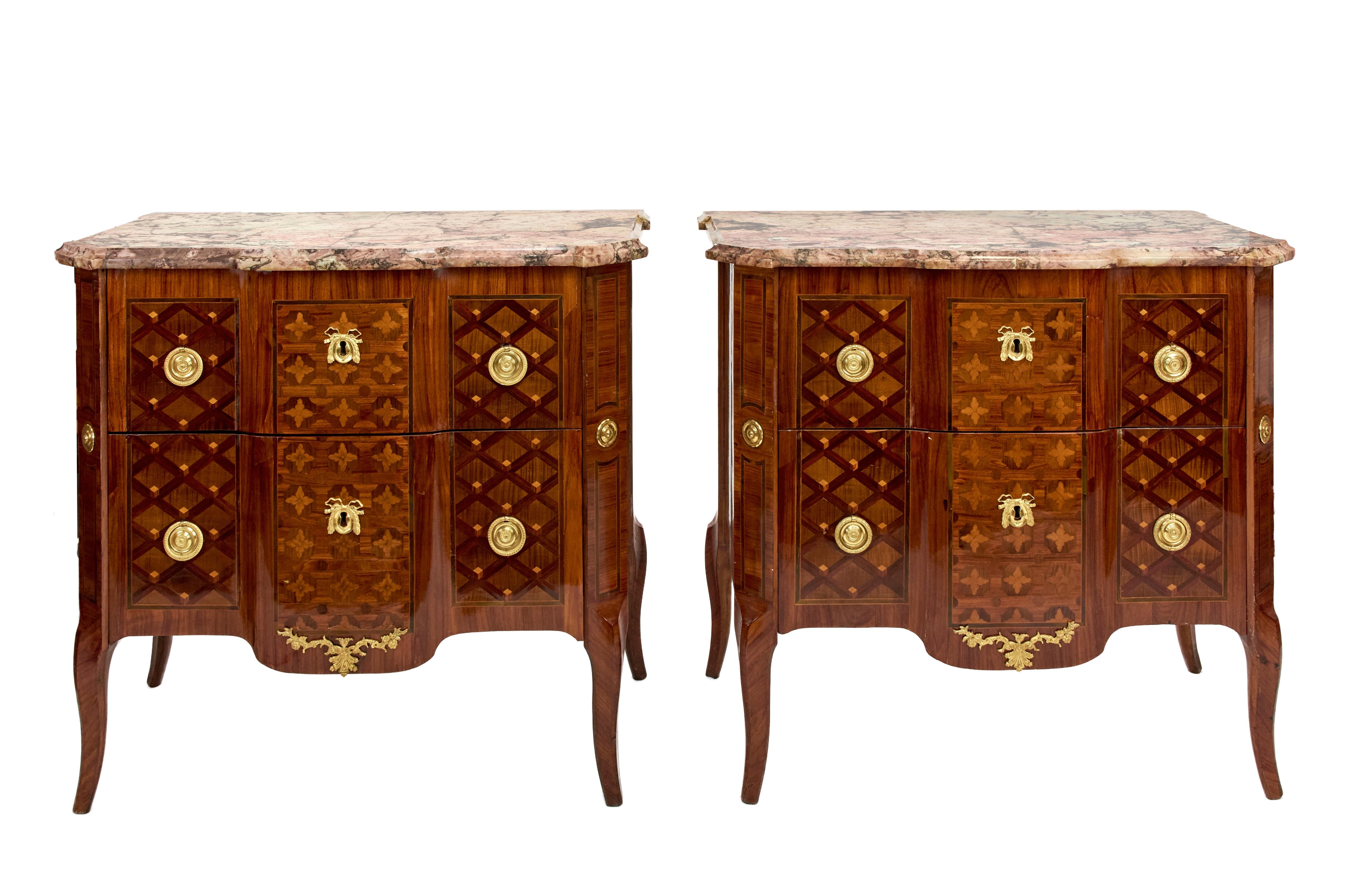Dieses außergewöhnliche Paar Kommoden ist ein Schlüsselwerk des französischen Style Transition und vereint die anmutige Eleganz des Louis XV mit der klaren Architektur des frühen Klassizismus. Gefertigt in einer der führenden Pariser