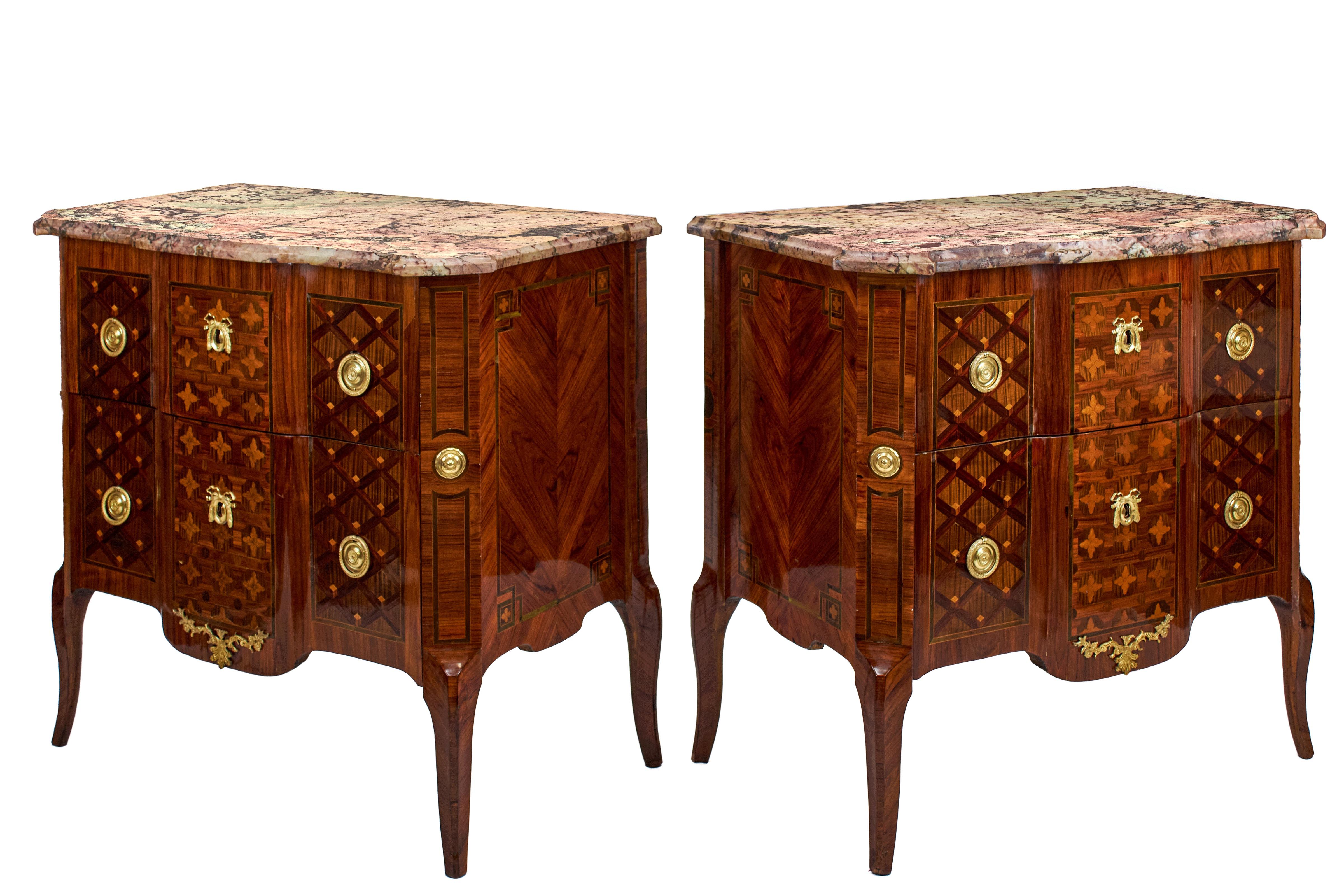 Louis XV PIÈCES DE LUXE: Ein Außergewöhnliches Paar Transition-Kommoden For Sale