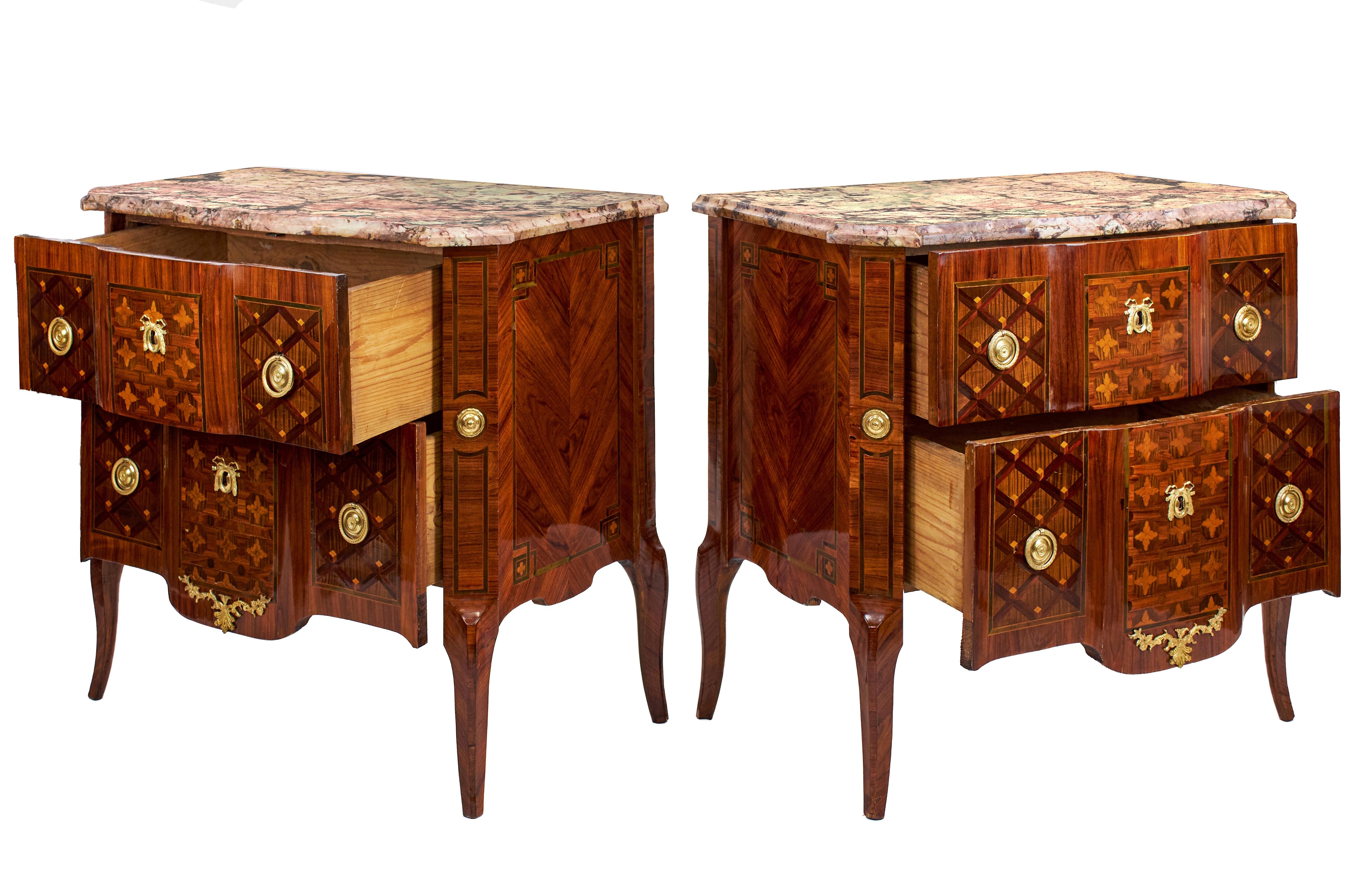 French PIÈCES DE LUXE: Ein Außergewöhnliches Paar Transition-Kommoden For Sale