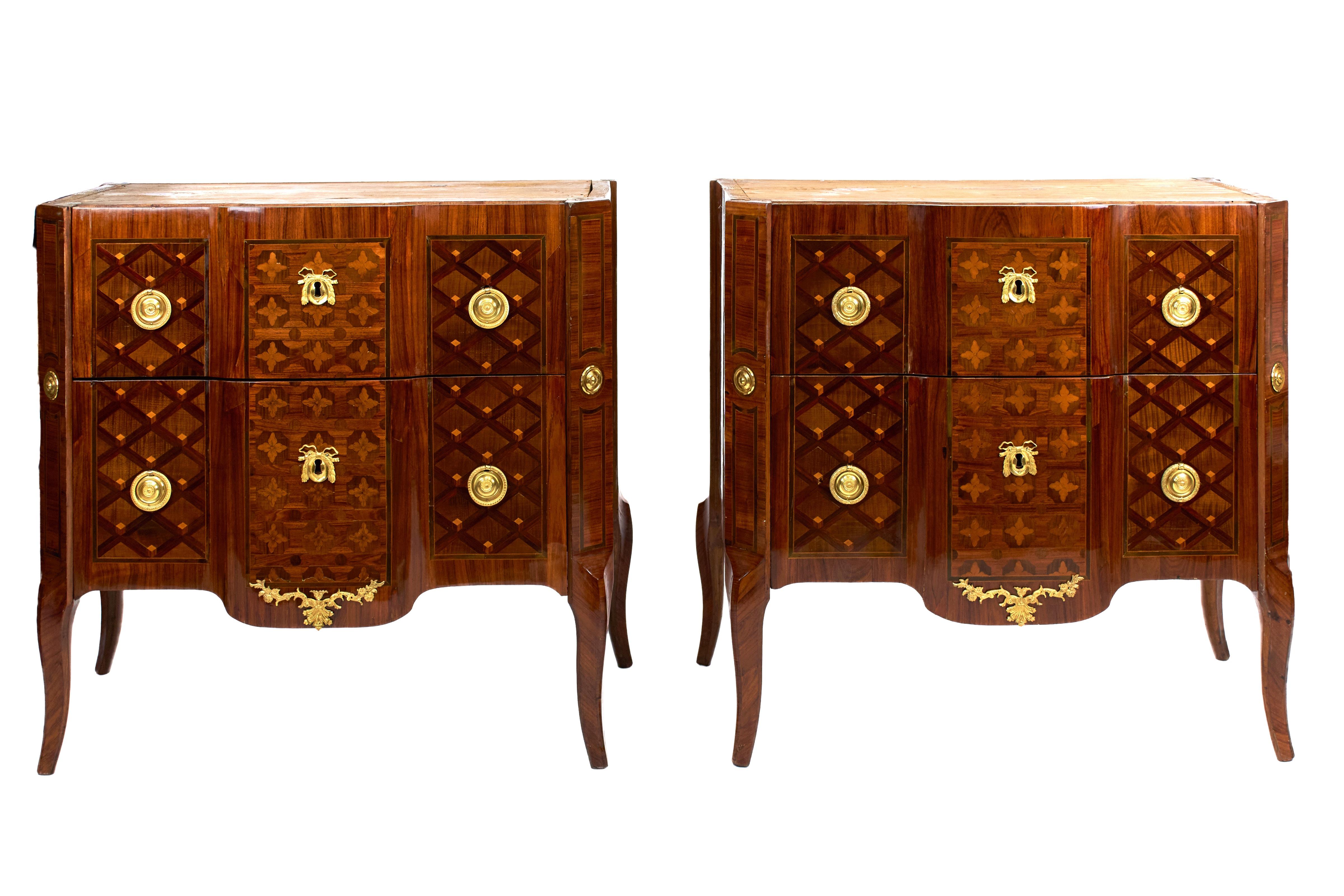 Gilt PIÈCES DE LUXE: Ein Außergewöhnliches Paar Transition-Kommoden For Sale