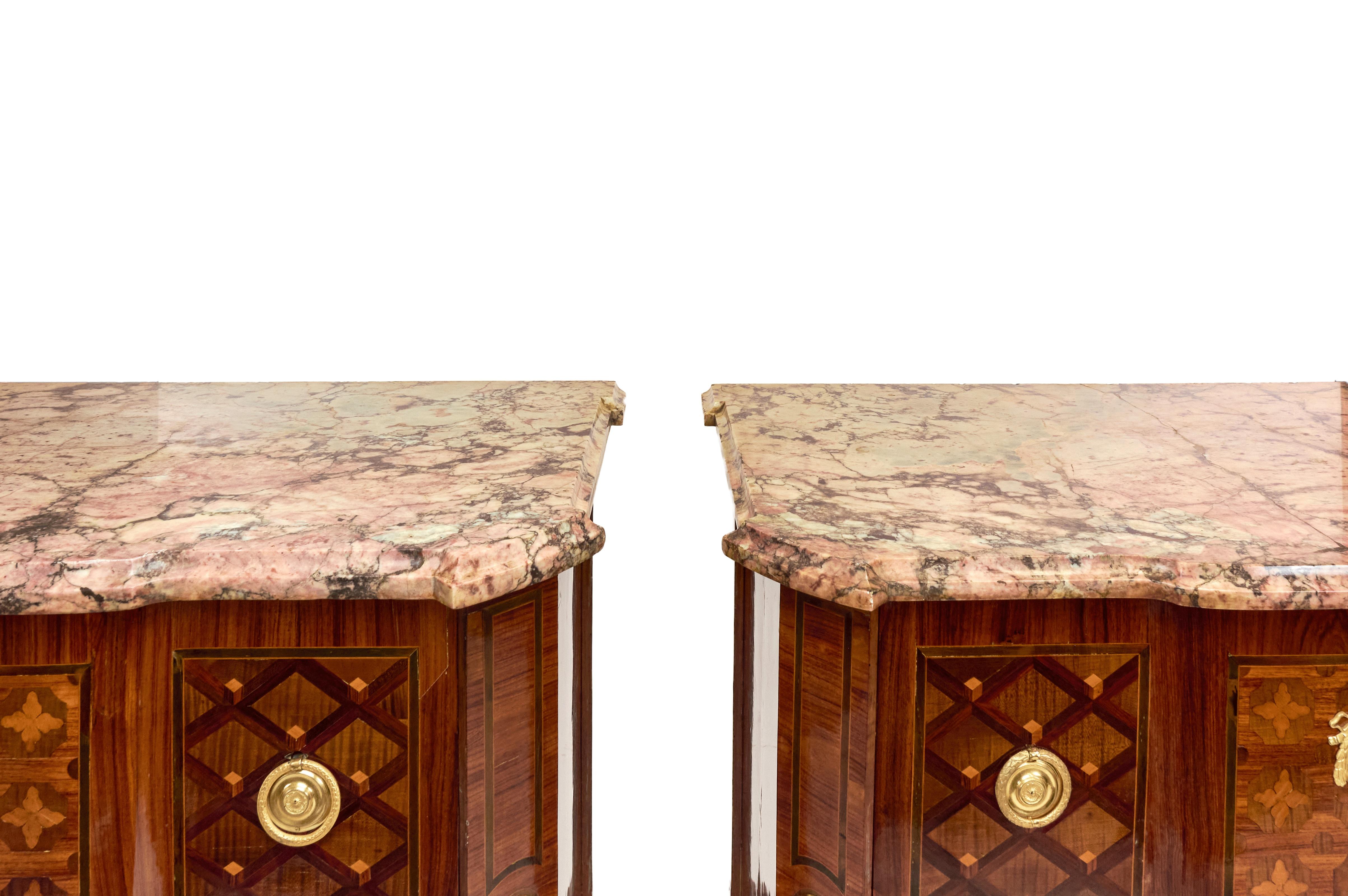 PIÈCES DE LUXE: Ein Außergewöhnliches Paar Transition-Kommoden For Sale 1