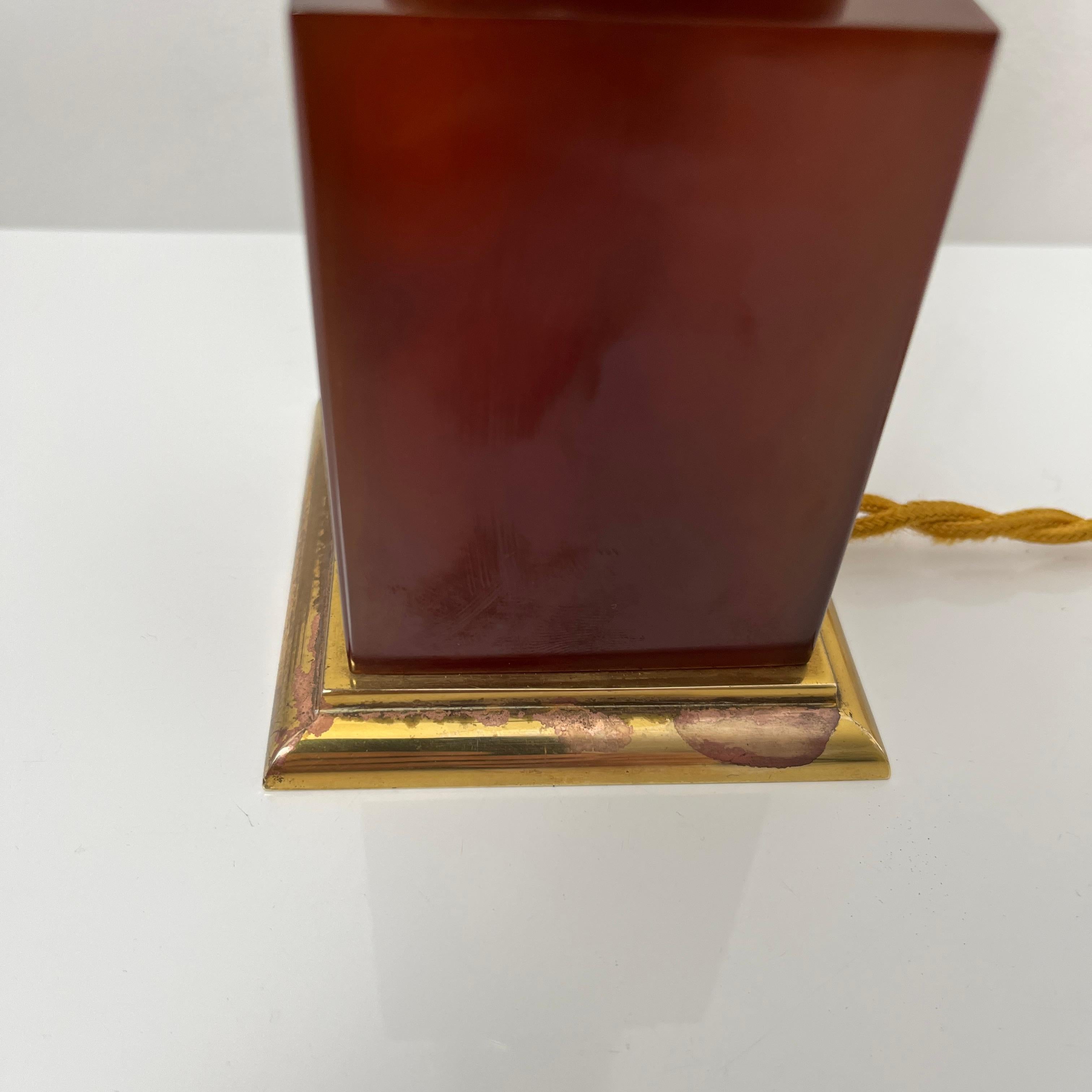 Pied de lampe de style Empire en bakelite ambré et laiton doré style Jansen In Good Condition For Sale In PONT-AUDEMER, FR