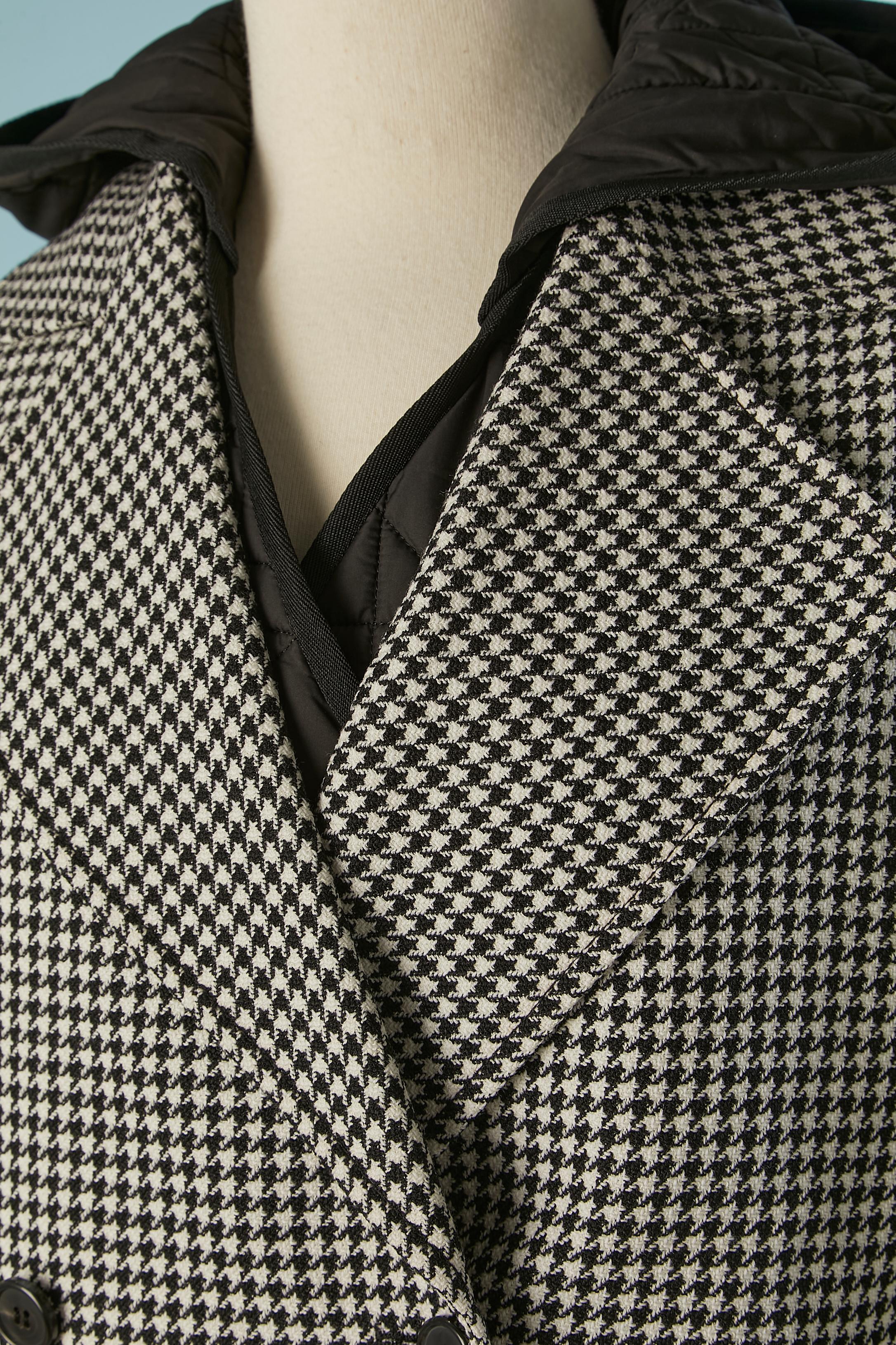 Chaqueta de doble botonadura con dibujo Pied de Poule y chaleco acolchado desmontable con capucha. Cierre de botón y ojal en la parte delantera central , bolsillo en ambos lados. 
TALLA L 