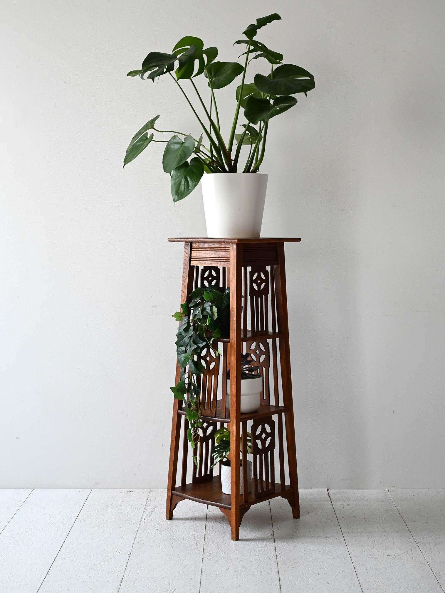 Socle en chêne, Scandinavie, début du 20e siècle, avec quatre étagères et des motifs ajourés dans le style Jugendstil nordique.

Porte-fleurs scandinave du début du 20e siècle en chêne massif. La structure à la fois légère et décorative comporte