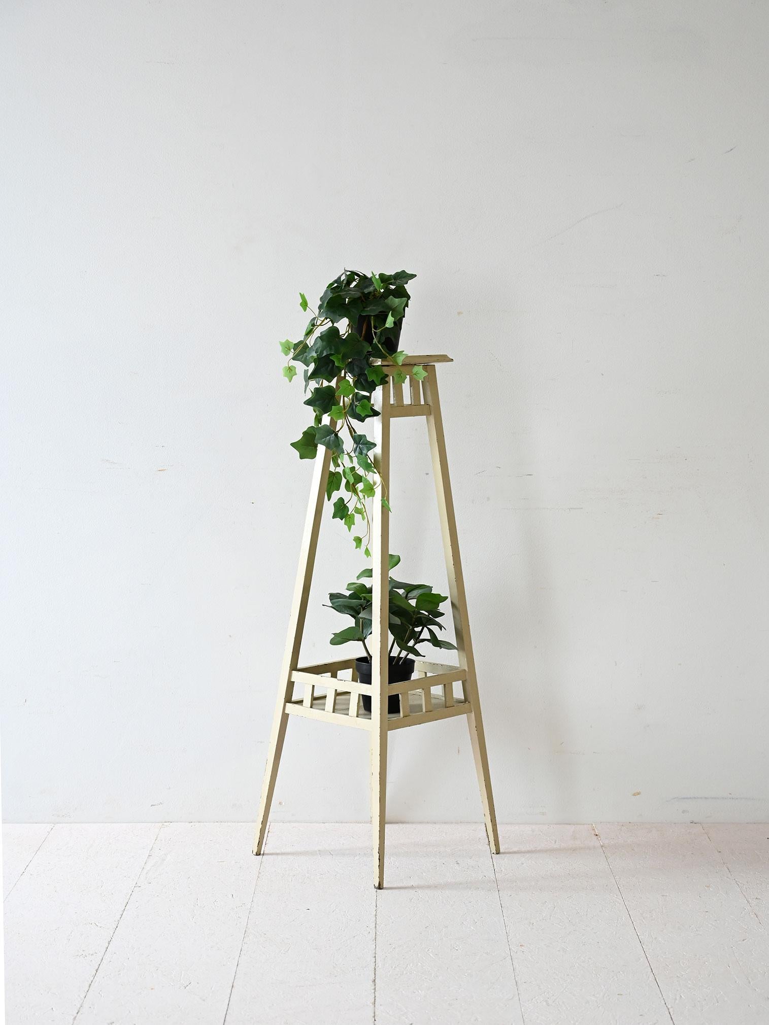 Elégant socle suédois en bois peint en blanc, aux lignes épurées et raffinées, idéal pour les plantes ou les objets décoratifs.

Des formes légères et essentielles caractérisent ce piédestal suédois du milieu du XXe siècle. Le cadre en bois, peint