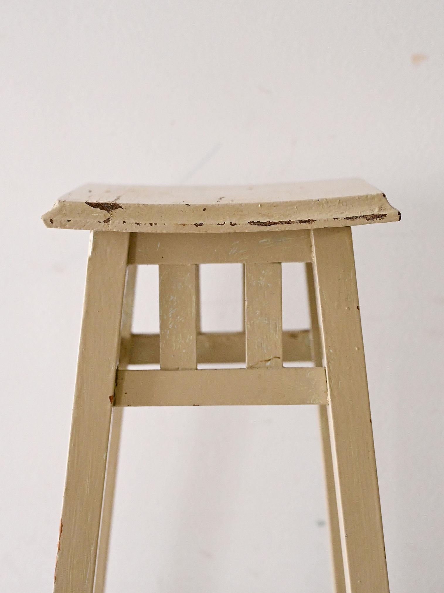 Suédois Socle suédois vintage en bois peint en blanc