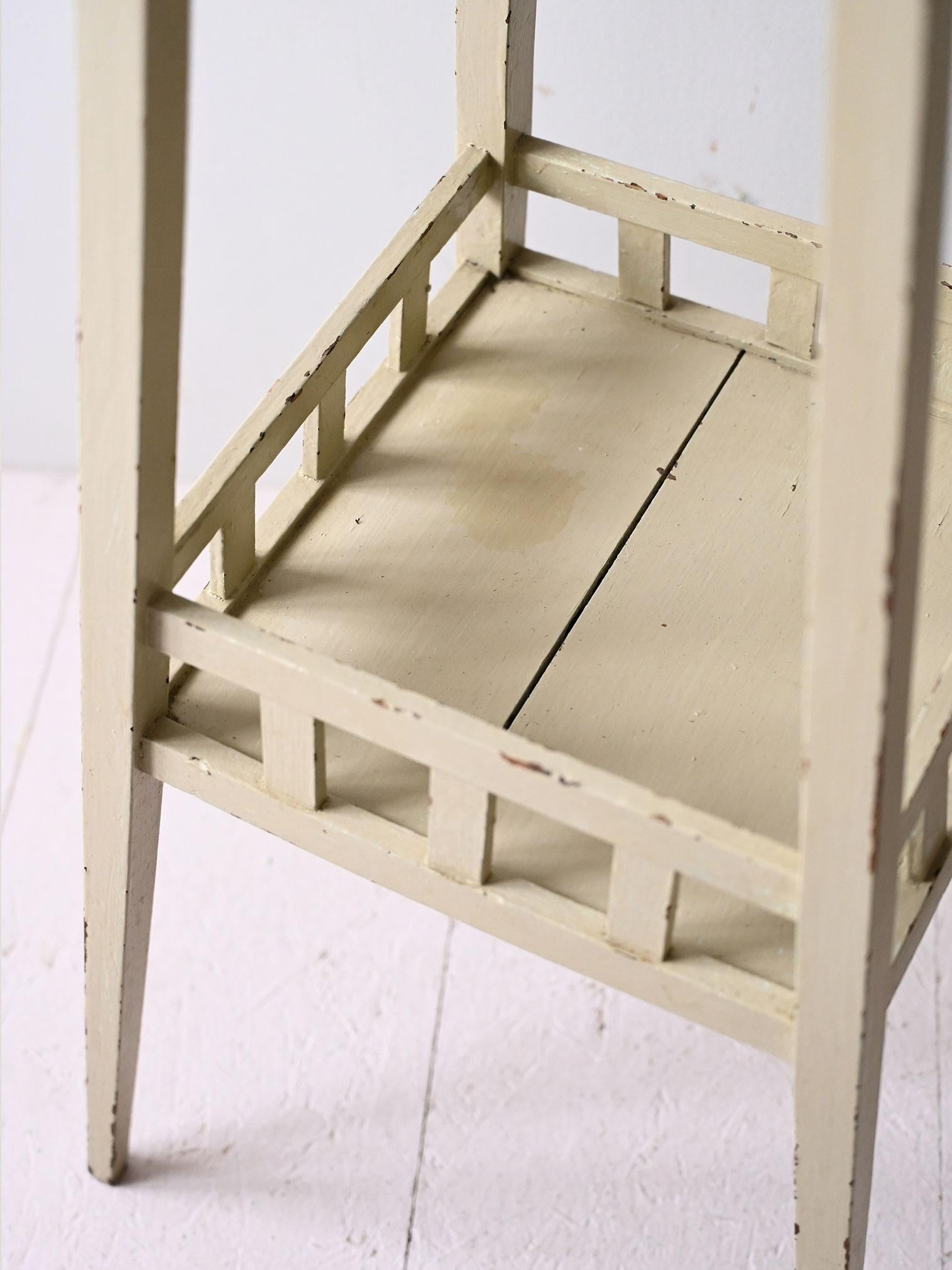 Socle suédois vintage en bois peint en blanc Bon état à Brescia, IT