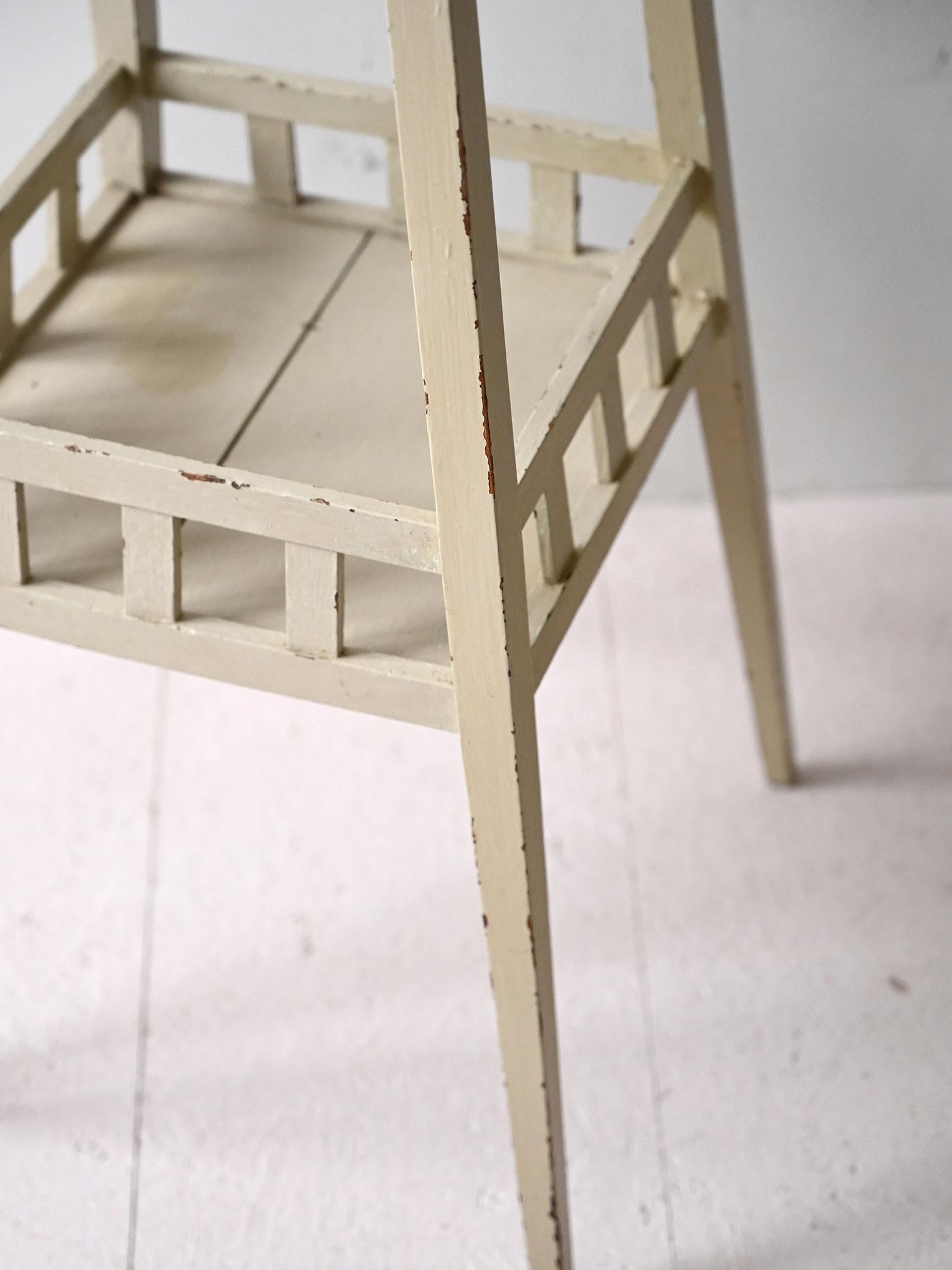Bois Socle suédois vintage en bois peint en blanc