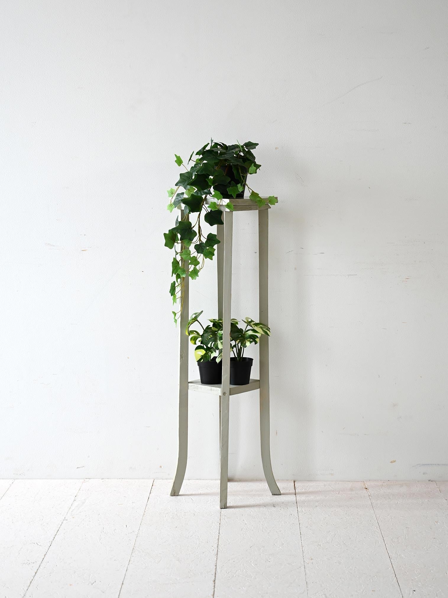 Élégant socle en bois peint aux lignes épurées et raffinées, idéal pour les plantes ou les objets décoratifs.

Des formes légères et essentielles caractérisent ce piédestal suédois du milieu du XXe siècle. Le cadre en bois peint, avec ses pieds fins