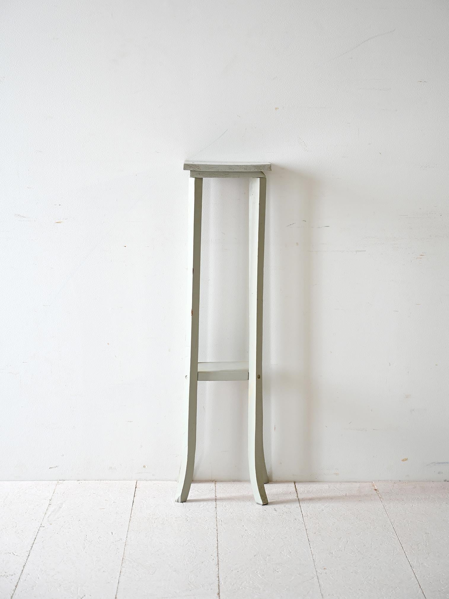 Scandinave moderne Socle suédois en bois peint vintage en vente